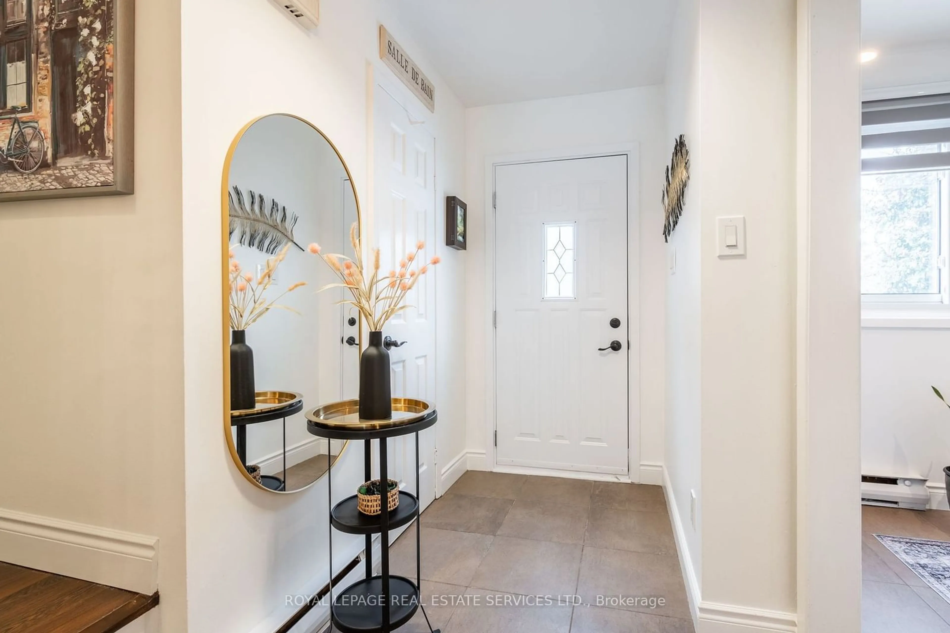 Indoor entryway for 2067 Marine Dr #14, Oakville Ontario L6L 1B8