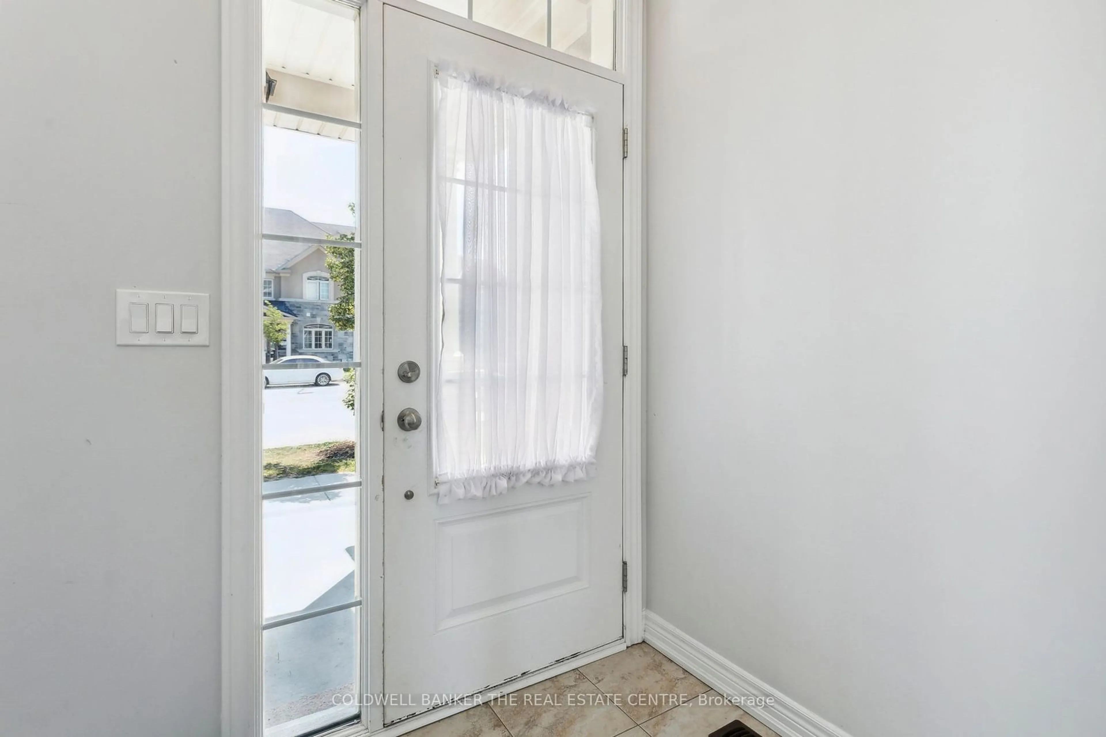 Indoor entryway for 266 Inspire Blvd, Brampton Ontario L6R 3Z3