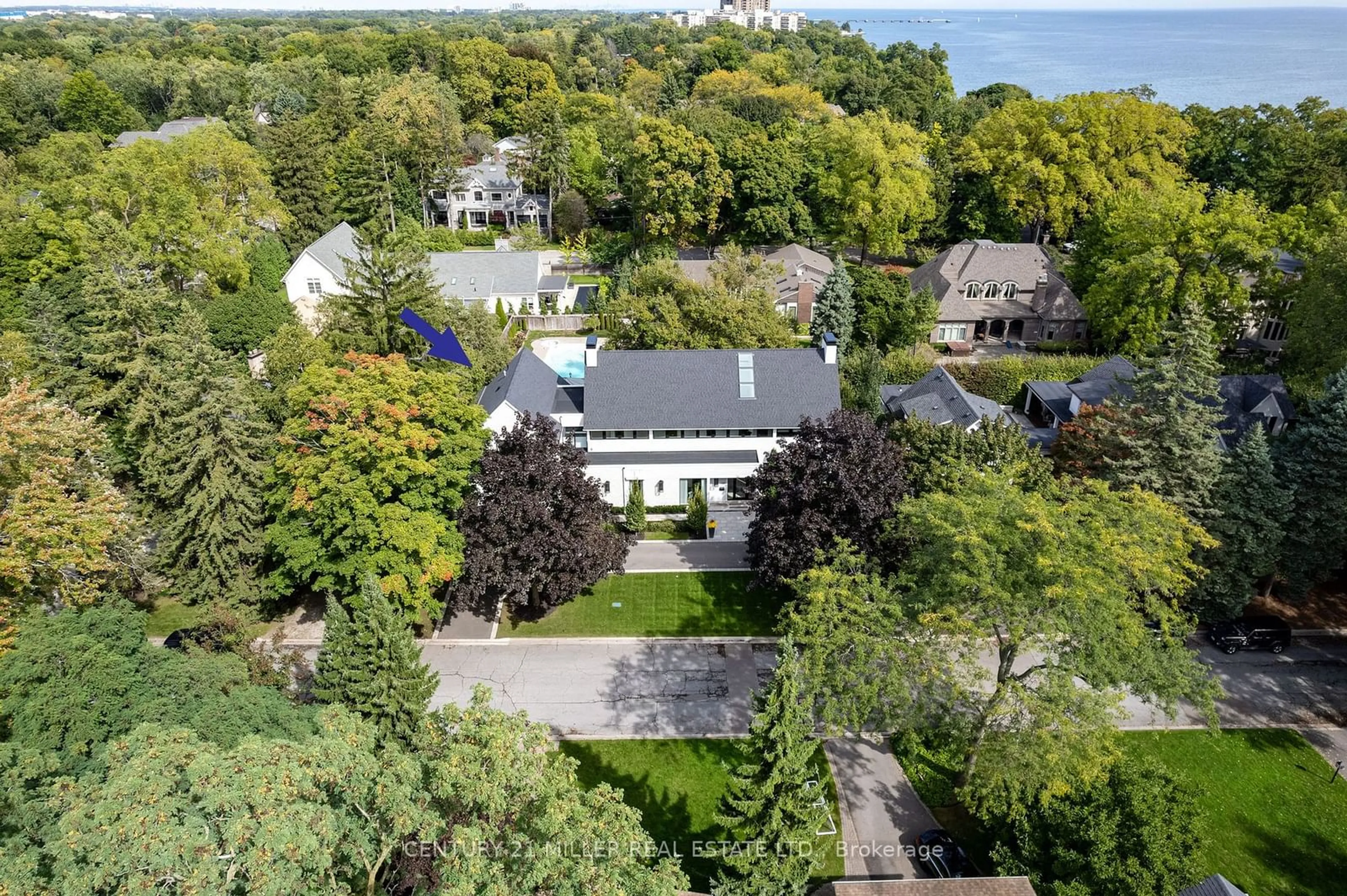 A pic from outside/outdoor area/front of a property/back of a property/a pic from drone, street for 143 Crestwood Crt, Burlington Ontario L7L 2V9