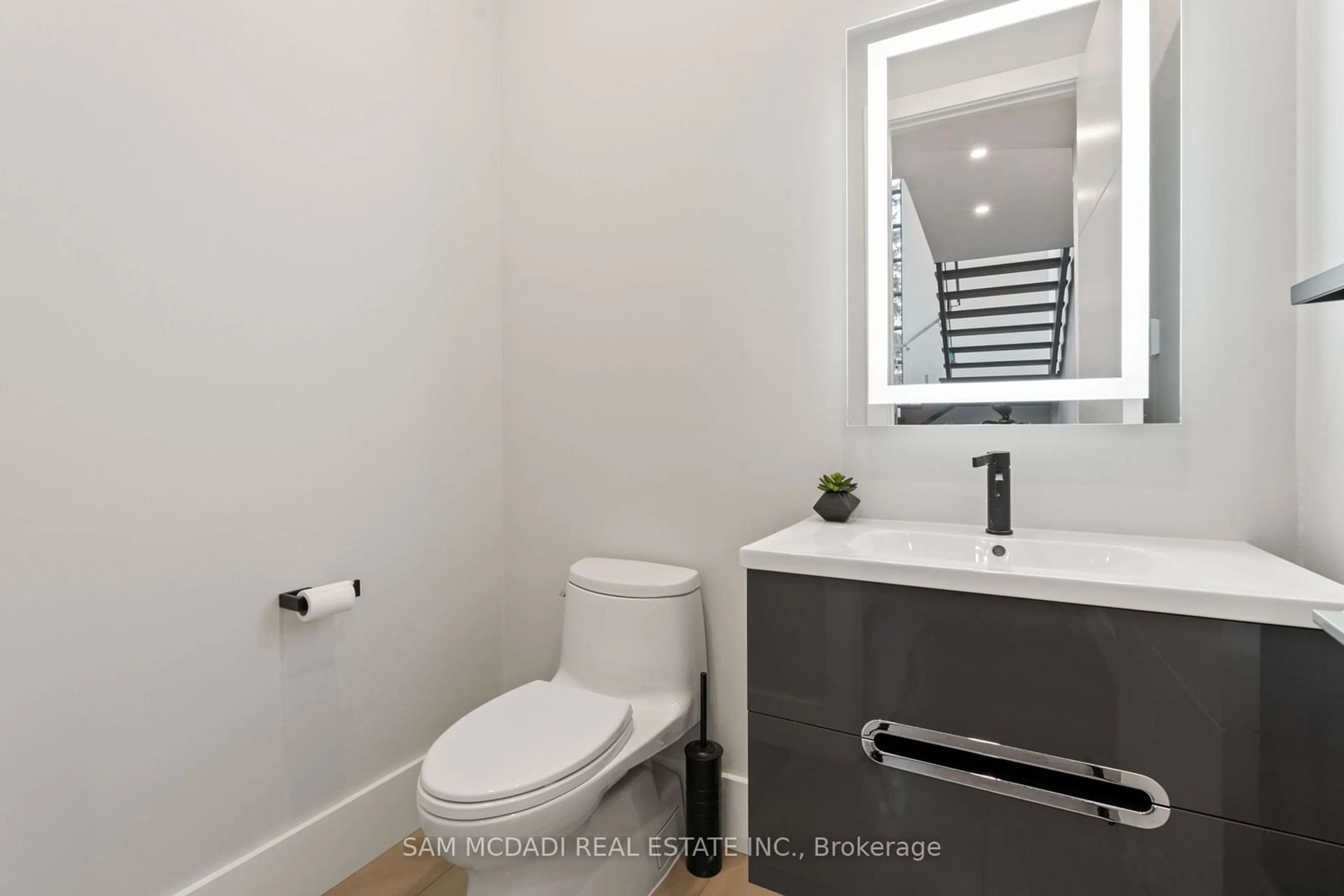 Standard bathroom, ceramic/tile floor for 1580 Crestview Ave, Mississauga Ontario L5G 3P6