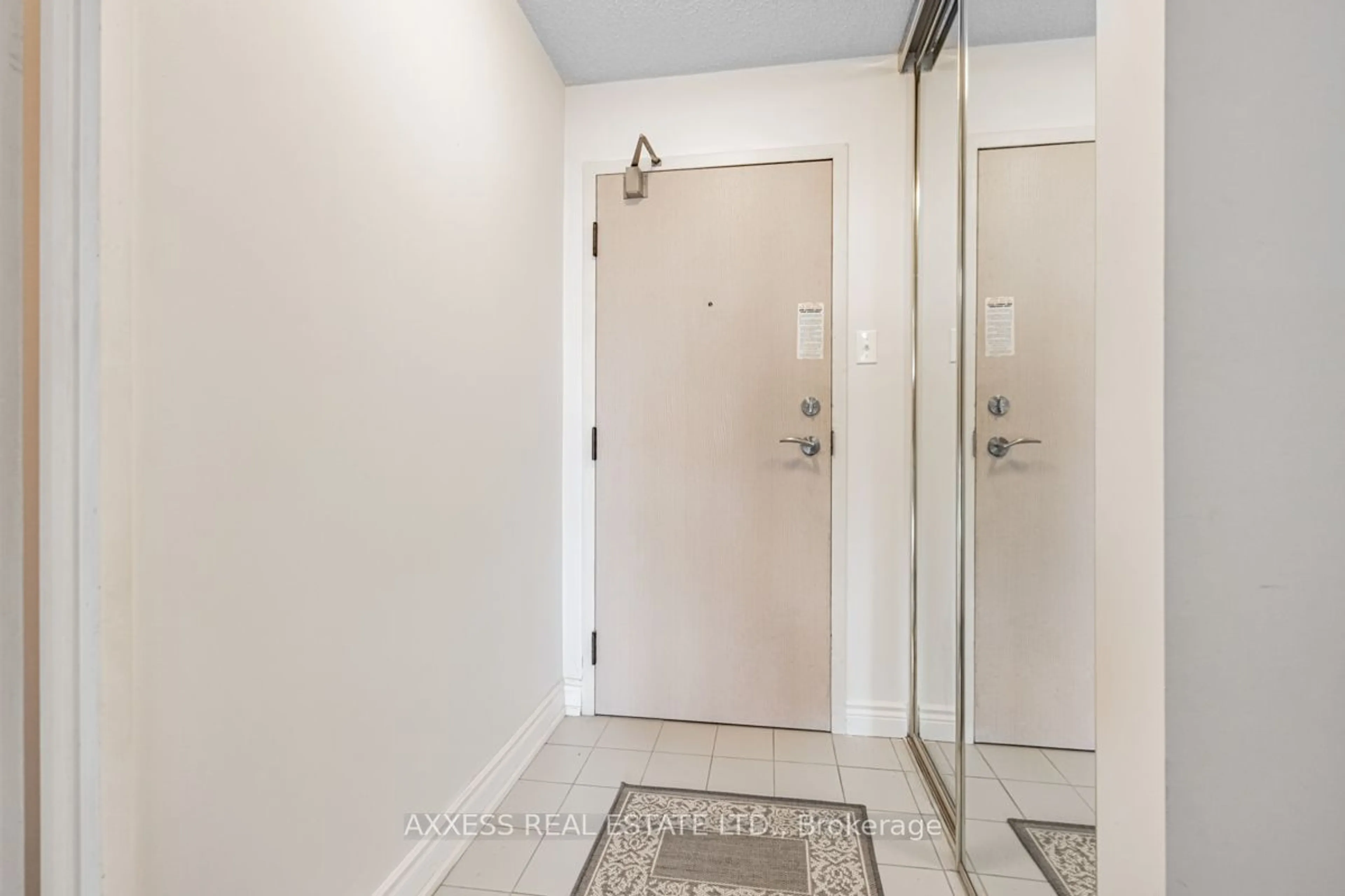 Indoor entryway for 330 Rathburn Rd #1105, Mississauga Ontario L5B 3Y1