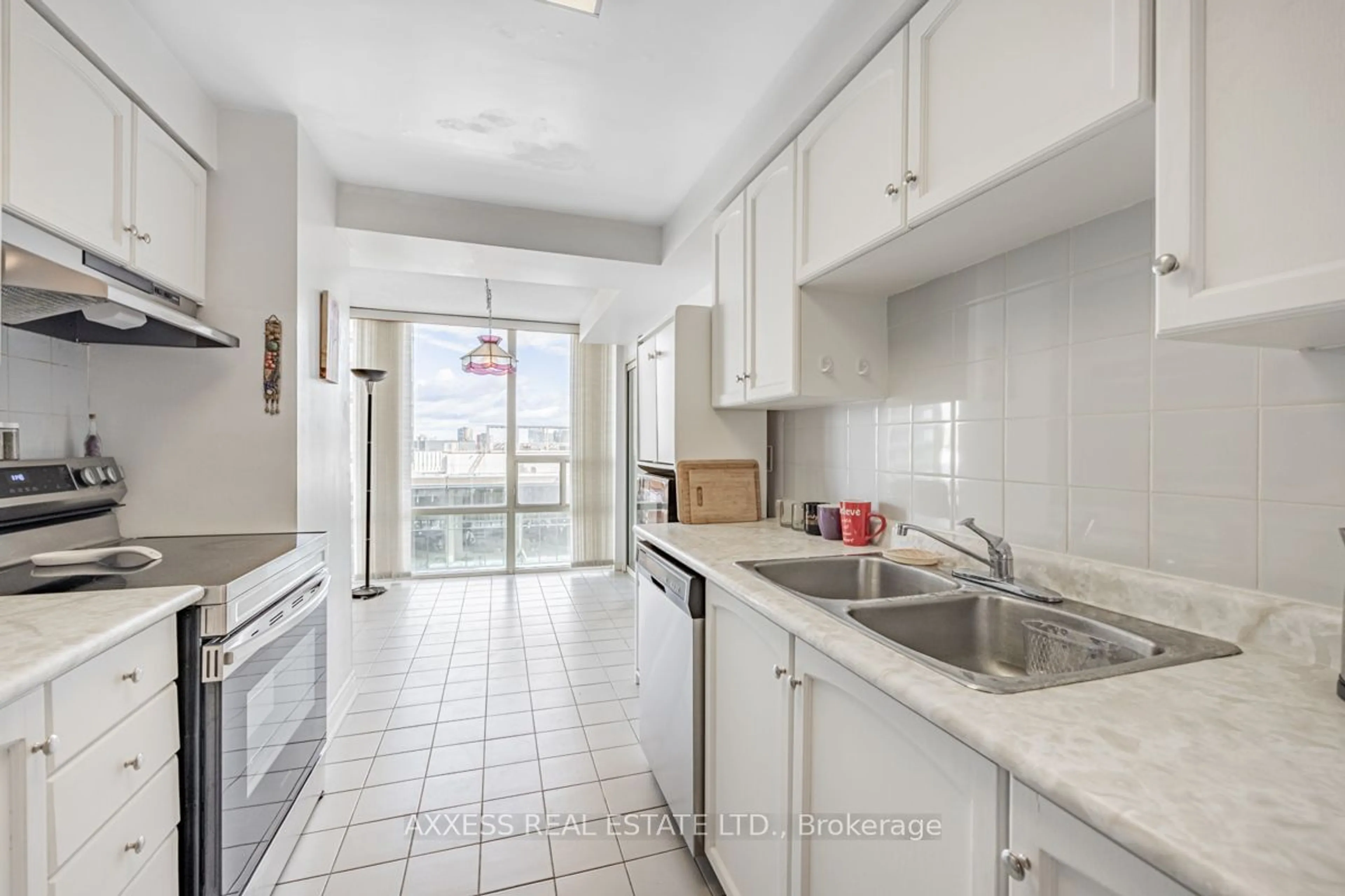 Standard kitchen, ceramic/tile floor for 330 Rathburn Rd #1105, Mississauga Ontario L5B 3Y1