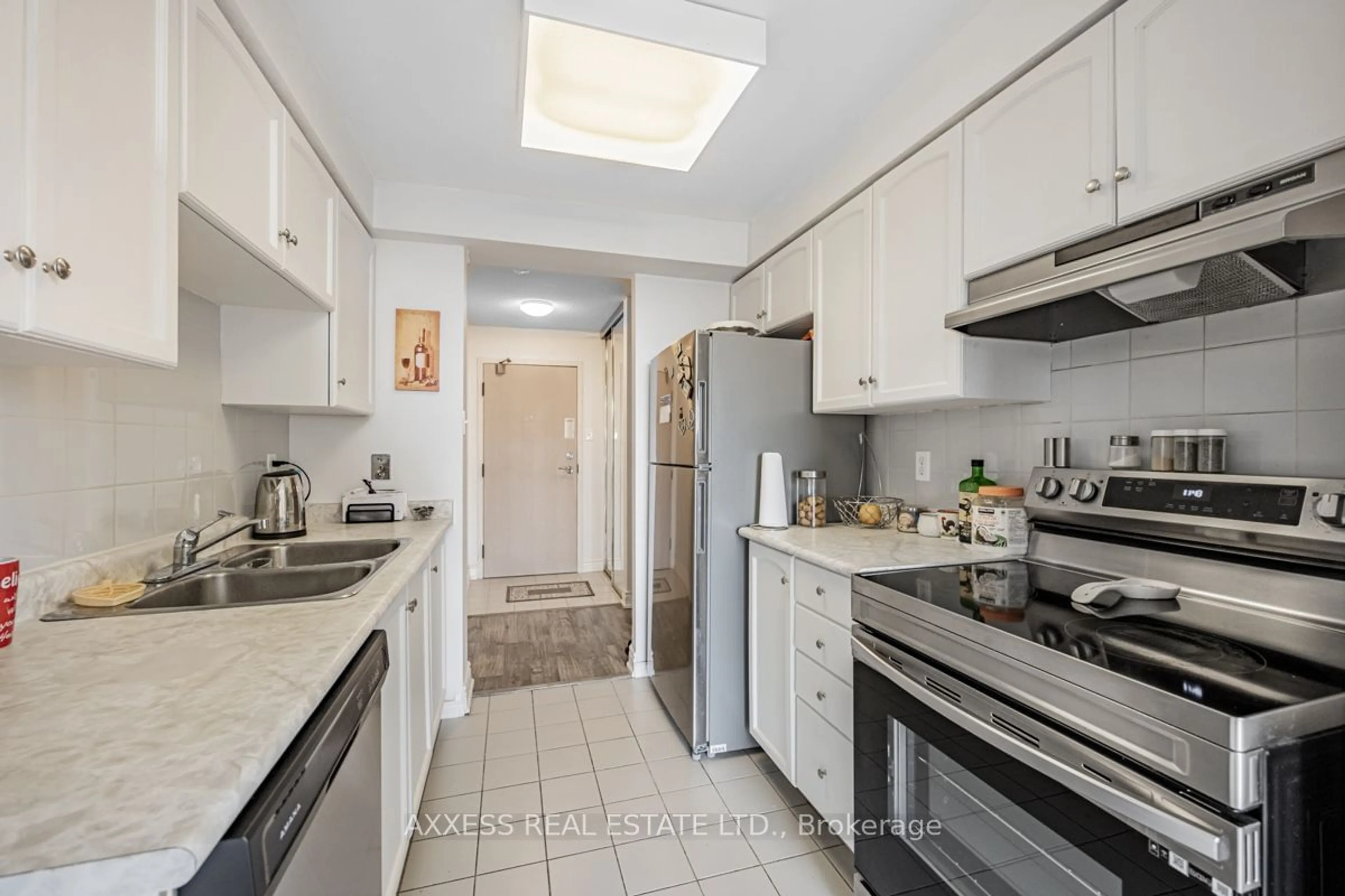 Standard kitchen, ceramic/tile floor for 330 Rathburn Rd #1105, Mississauga Ontario L5B 3Y1