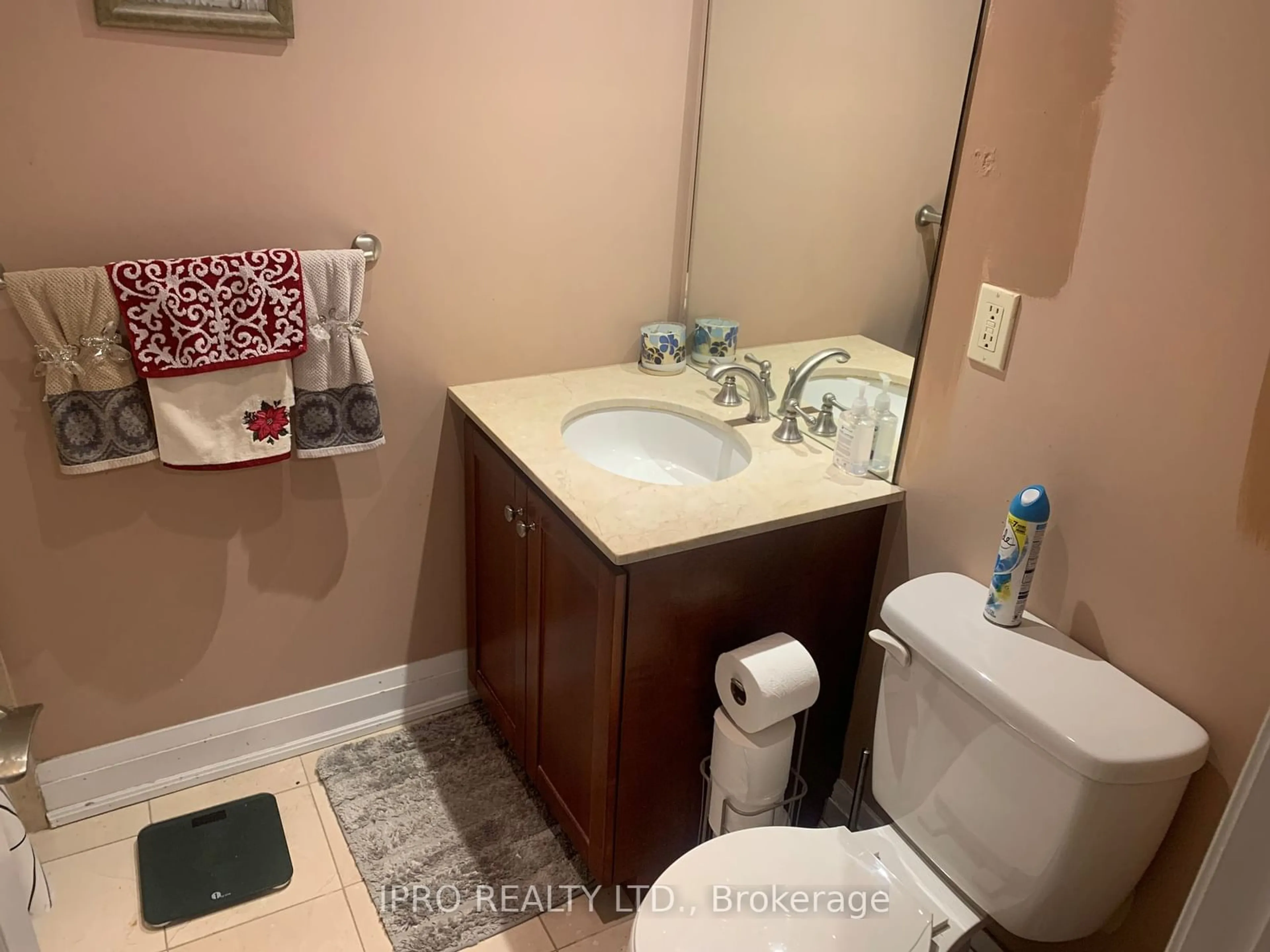 Standard bathroom, ceramic/tile floor for 2737 Keele St #205, Toronto Ontario M3M 2E9