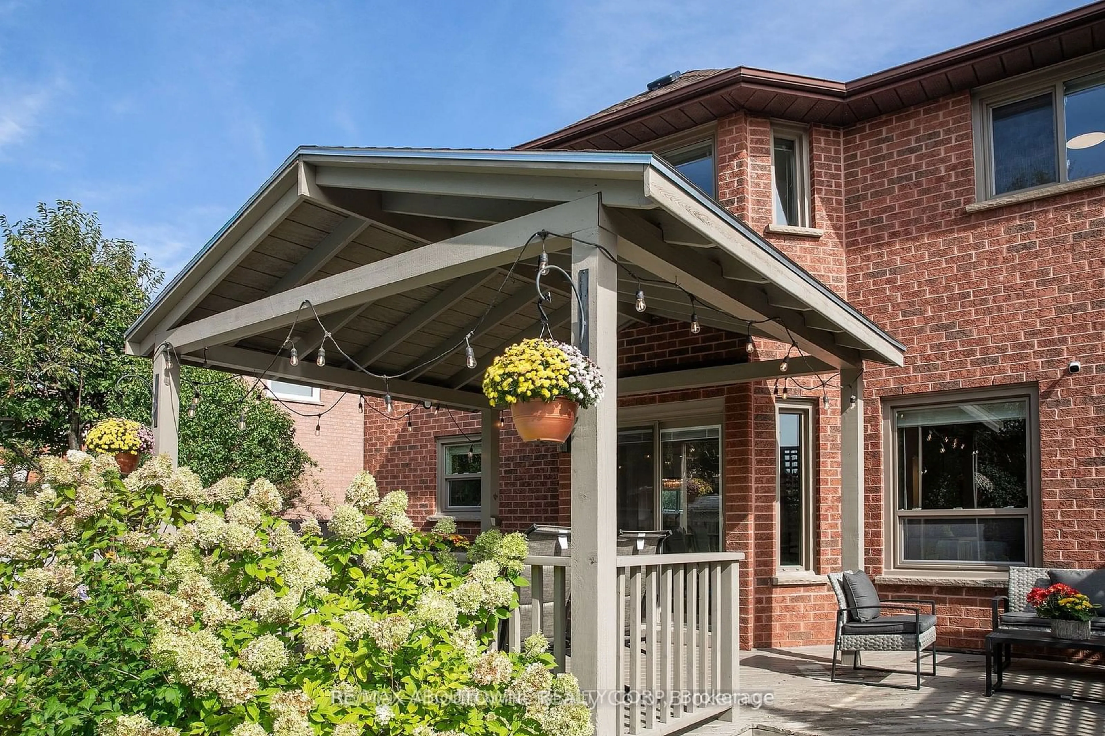 Home with brick exterior material, street for 1534 Heritage Way, Oakville Ontario L6M 2Z7