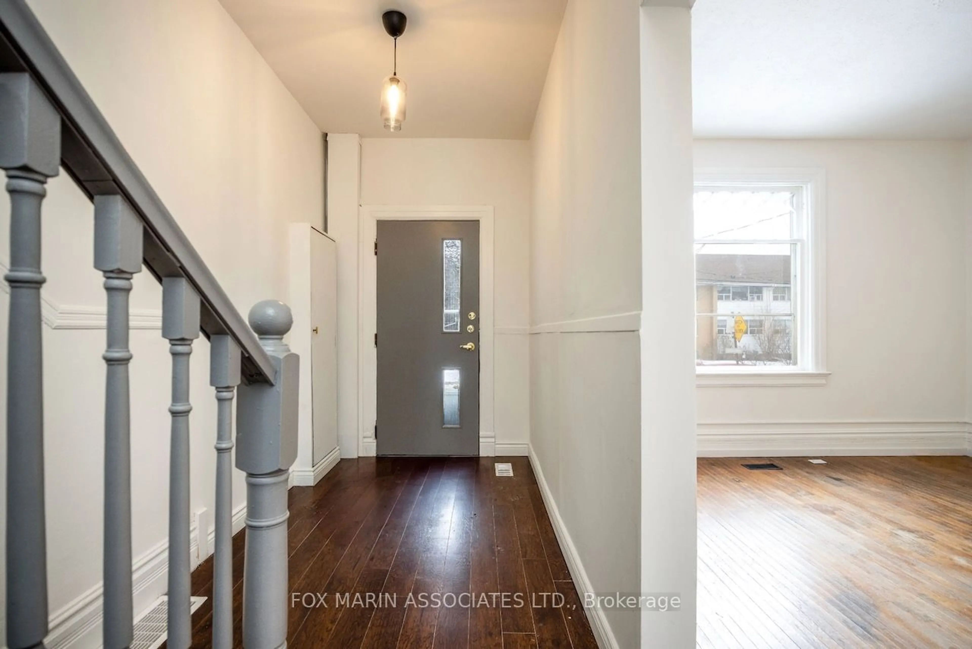 Indoor entryway for 125 Maria St, Toronto Ontario M6P 1W5