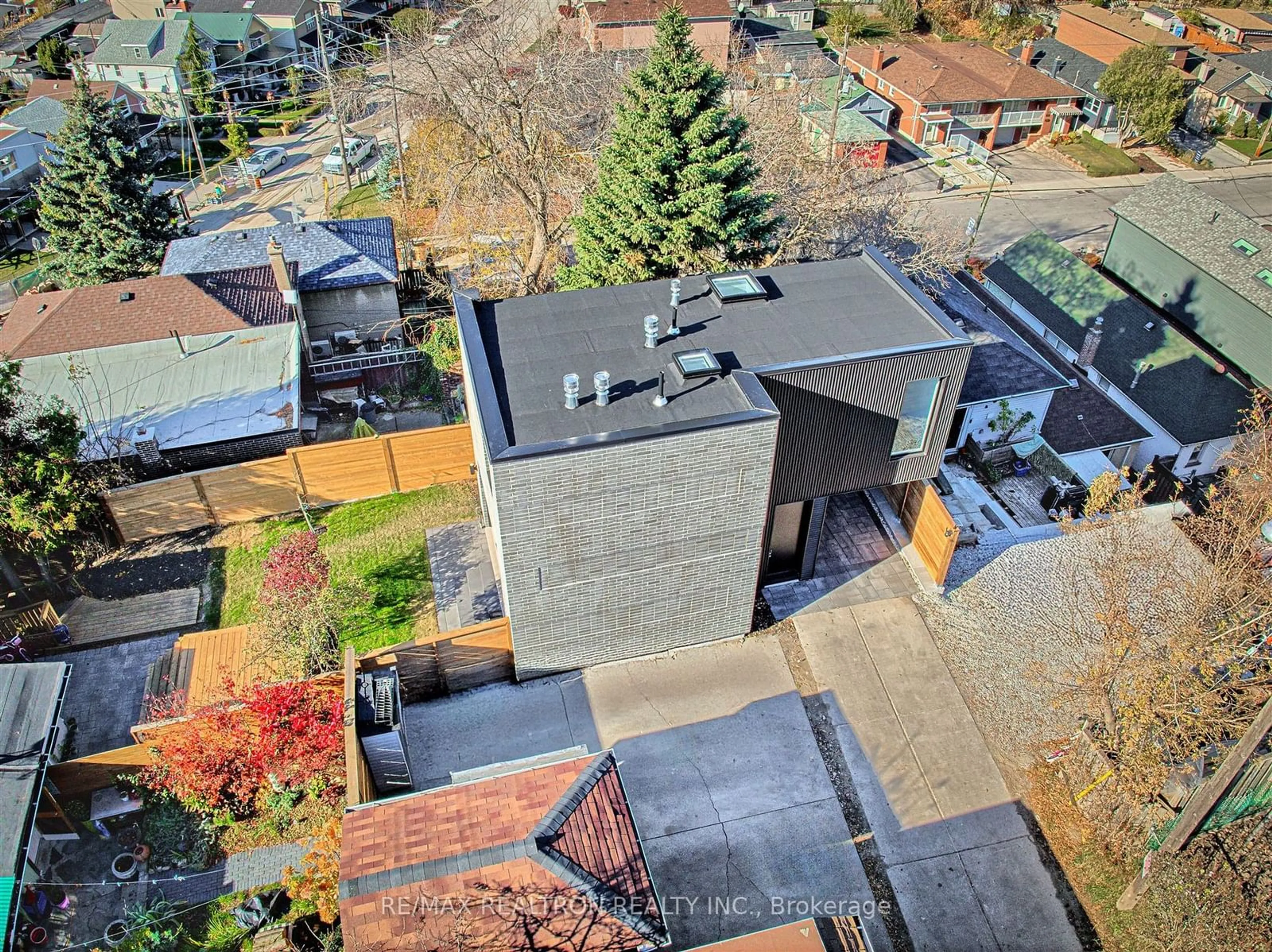 A pic from outside/outdoor area/front of a property/back of a property/a pic from drone, street for 421 Silverthorn Ave, Toronto Ontario M6M 3H1