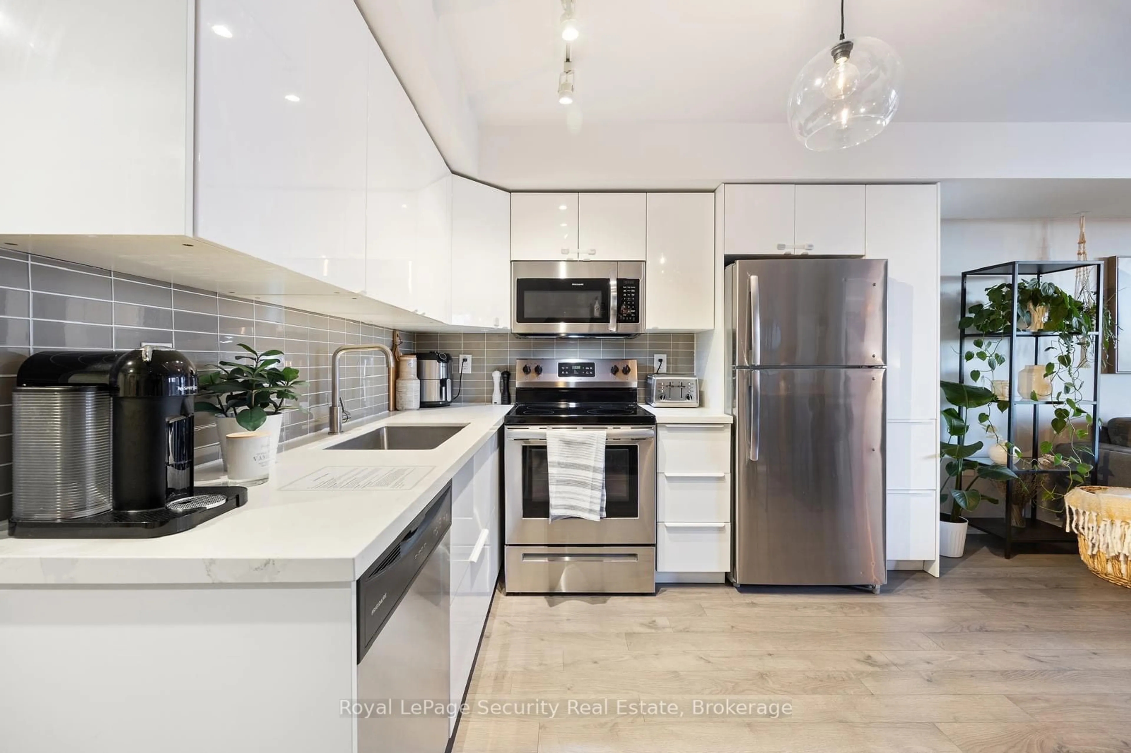 Contemporary kitchen, ceramic/tile floor for 3091 Dufferin St #439, Toronto Ontario M6A 0C4