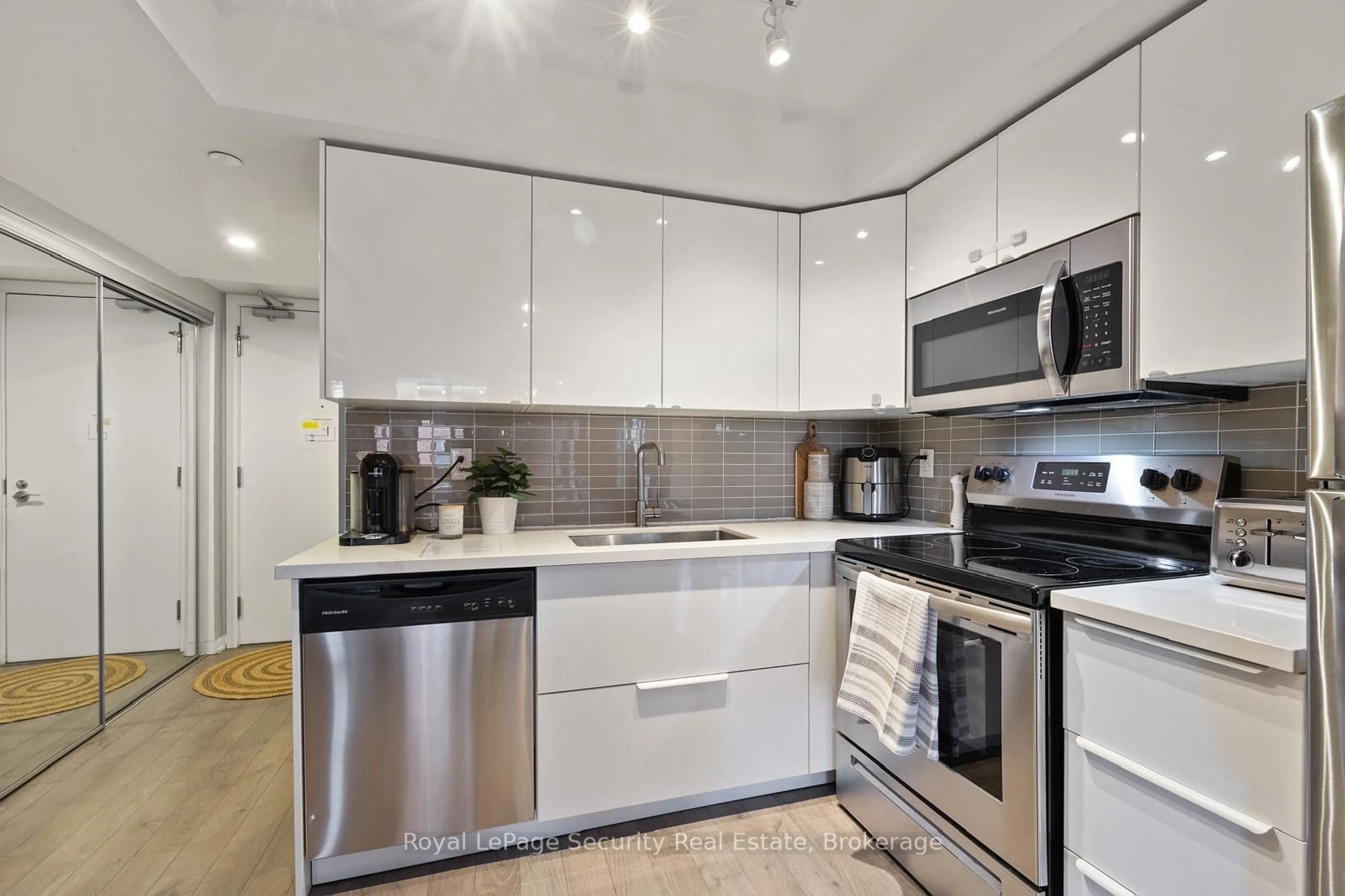 Standard kitchen, ceramic/tile floor for 3091 Dufferin St #439, Toronto Ontario M6A 0C4