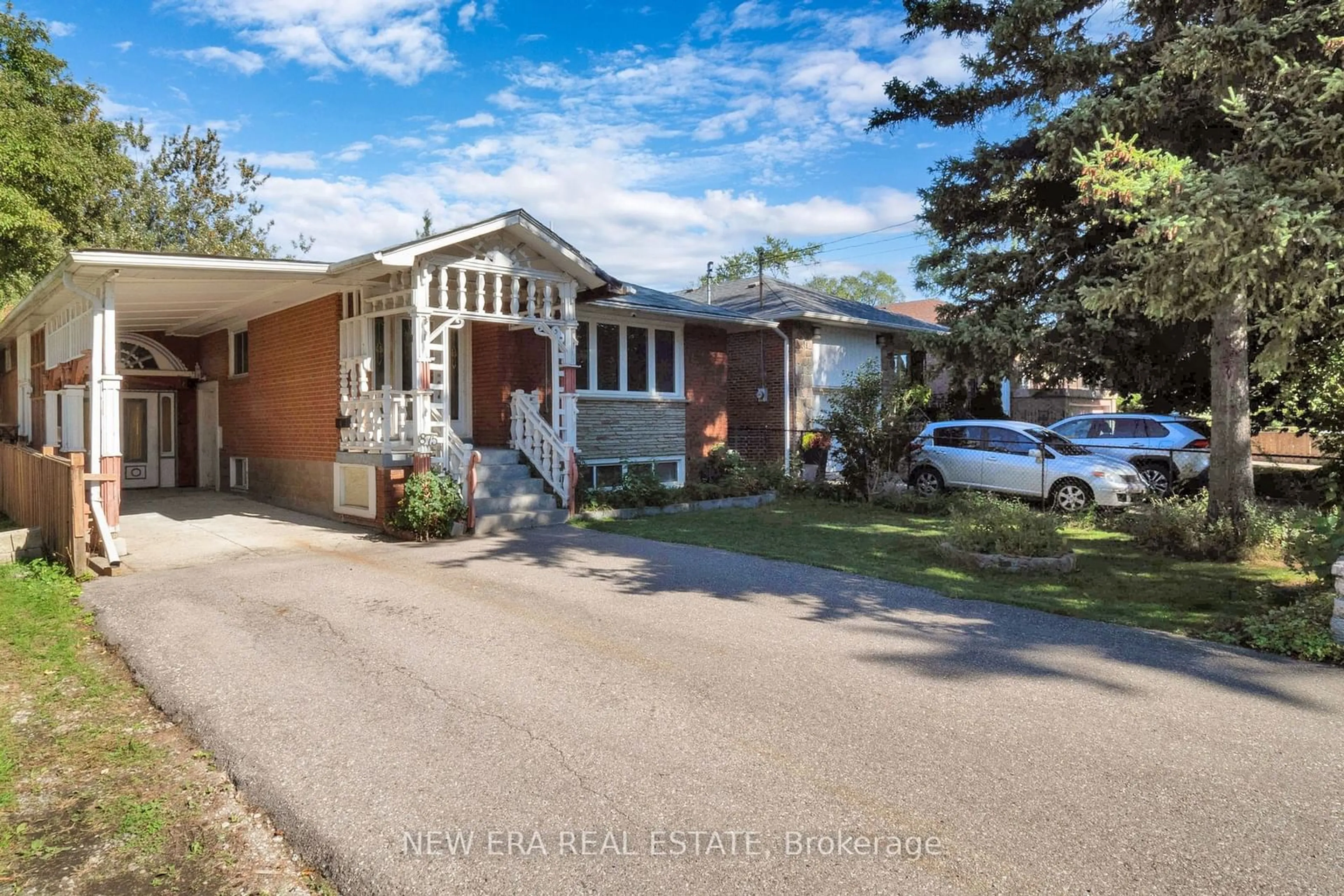 A pic from outside/outdoor area/front of a property/back of a property/a pic from drone, street for 875 Hampton Cres, Mississauga Ontario L5G 4G4