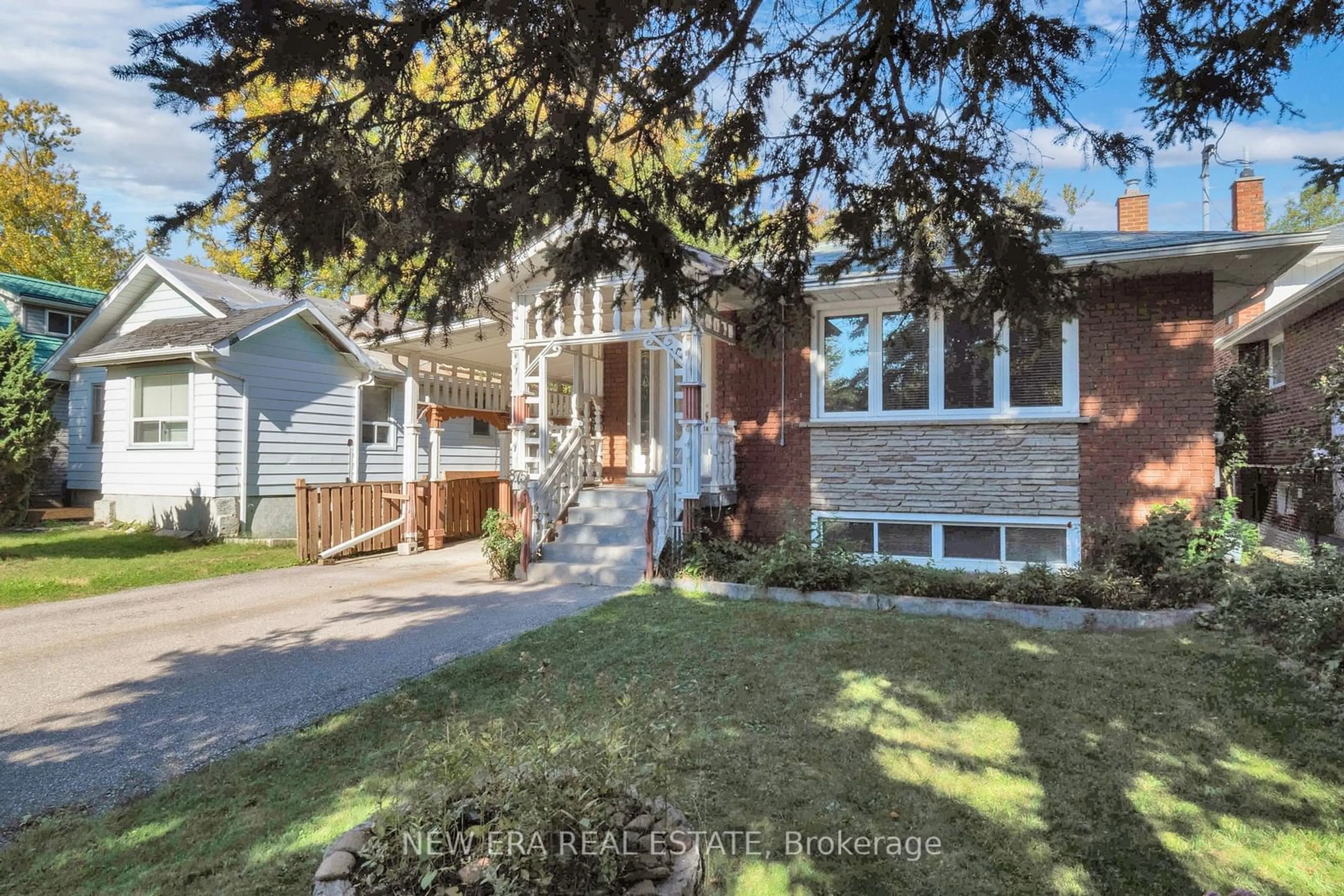 Home with brick exterior material, street for 875 Hampton Cres, Mississauga Ontario L5G 4G4