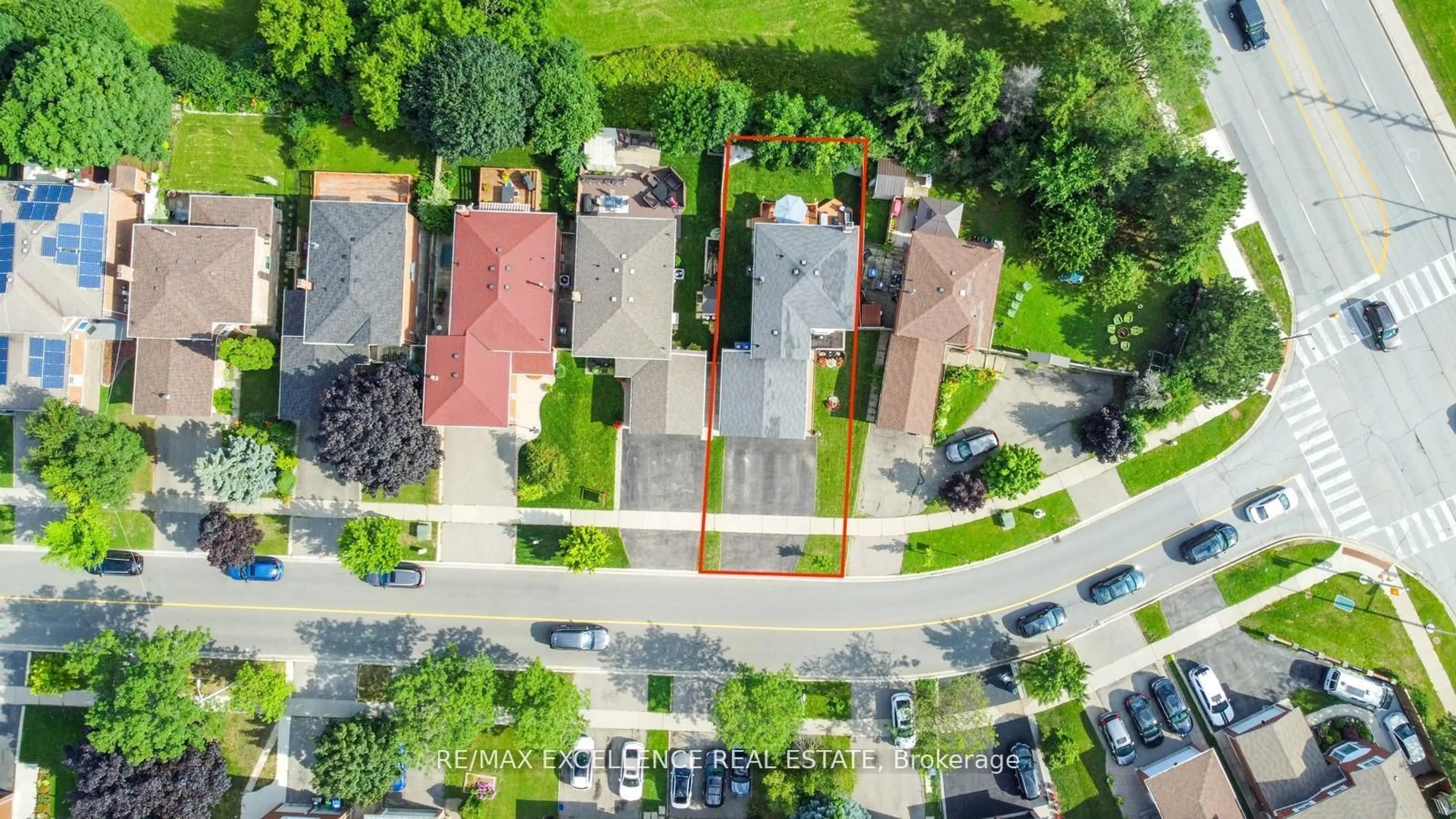 A pic from outside/outdoor area/front of a property/back of a property/a pic from drone, street for 4 Brookview Rd, Brampton Ontario L6X 2V9