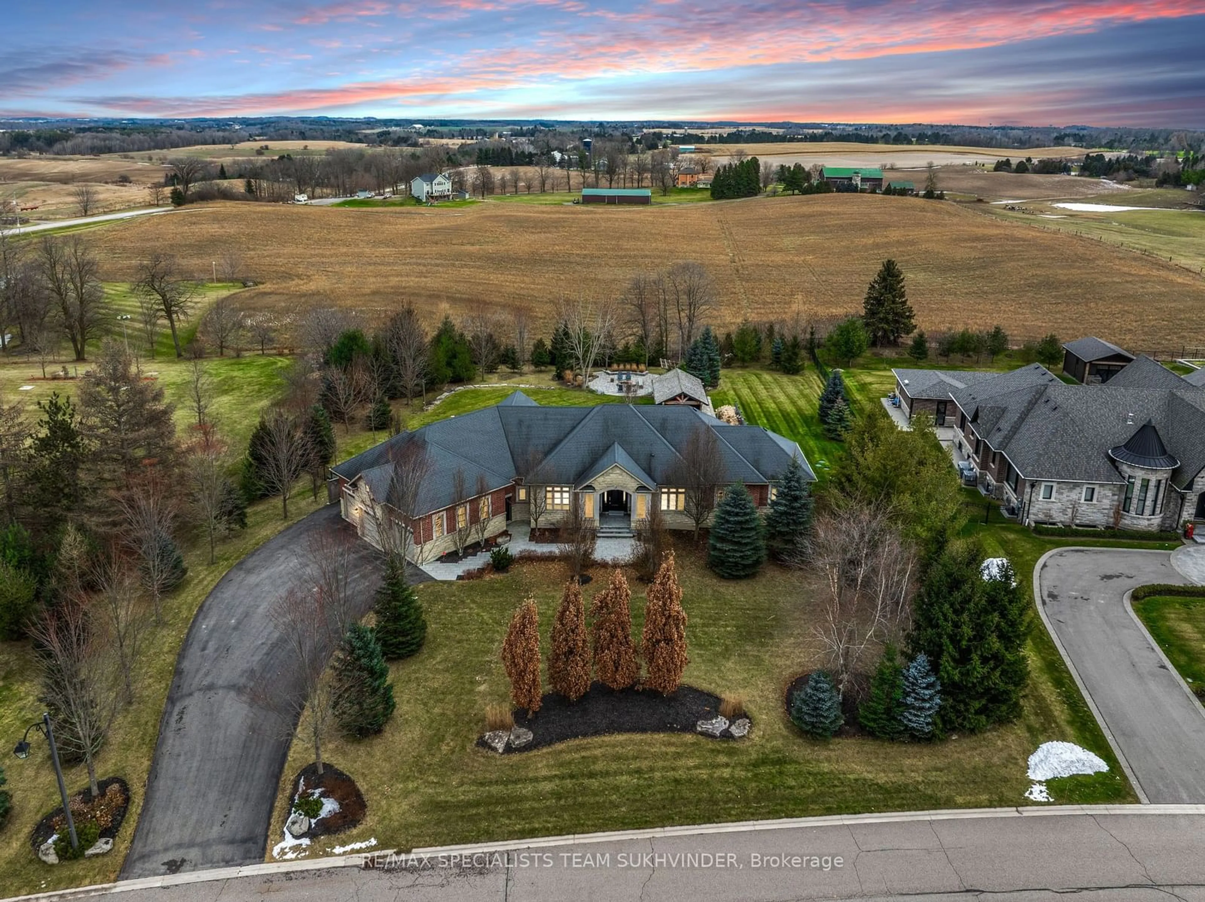 A pic from outside/outdoor area/front of a property/back of a property/a pic from drone, mountain view for 5 Cedar Allan Pl, Caledon Ontario L7E 4H4