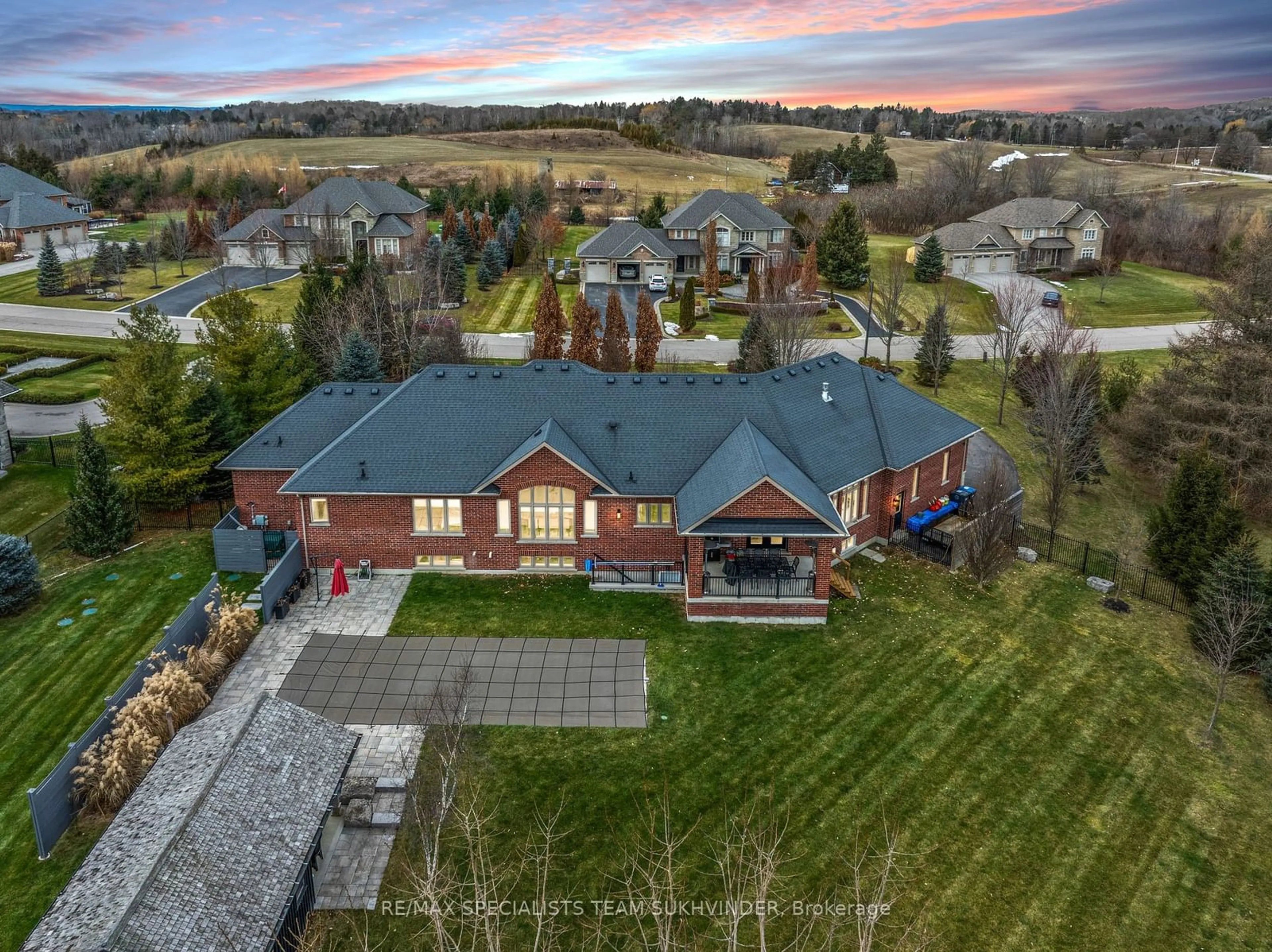 A pic from outside/outdoor area/front of a property/back of a property/a pic from drone, mountain view for 5 Cedar Allan Pl, Caledon Ontario L7E 4H4