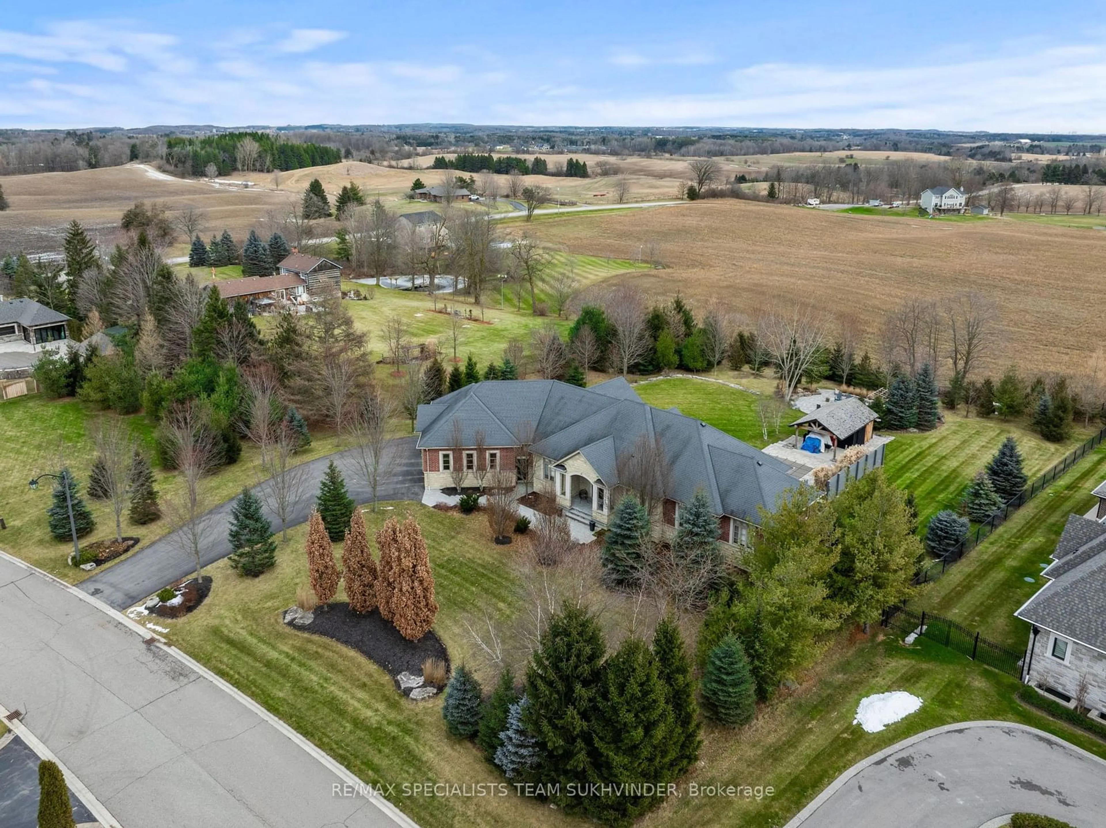 A pic from outside/outdoor area/front of a property/back of a property/a pic from drone, unknown for 5 Cedar Allan Pl, Caledon Ontario L7E 4H4