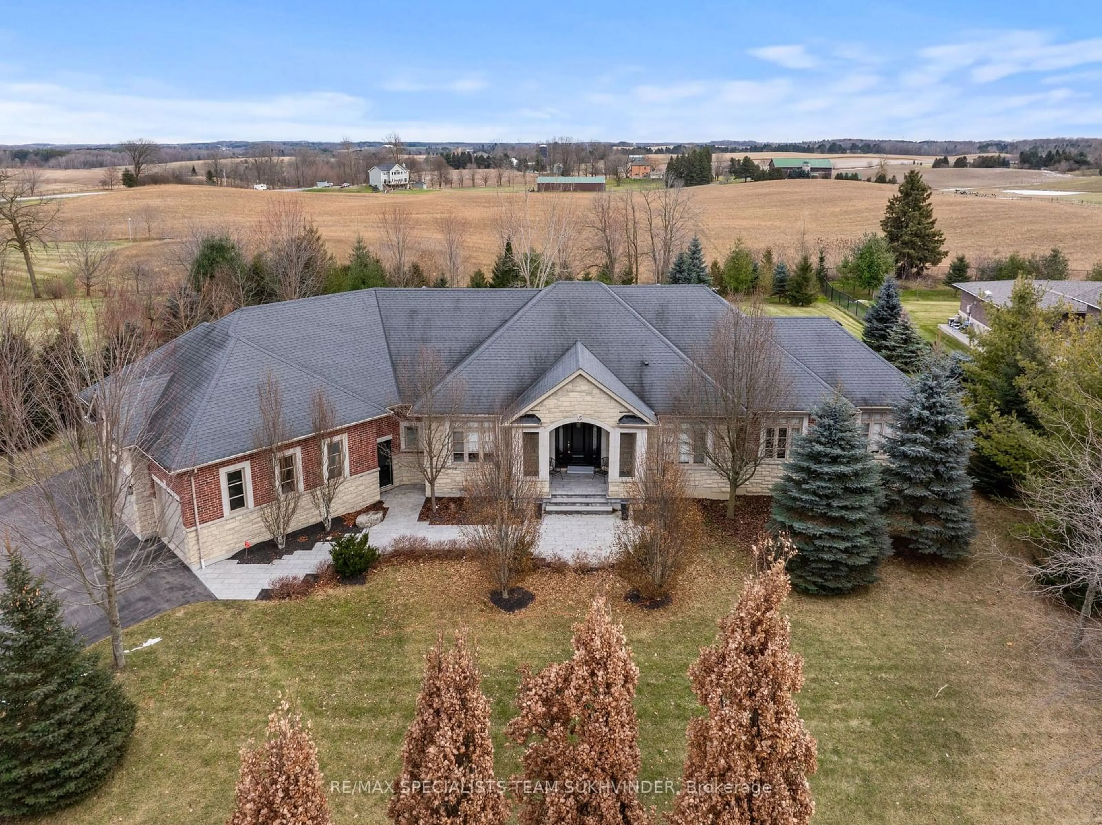 A pic from outside/outdoor area/front of a property/back of a property/a pic from drone, unknown for 5 Cedar Allan Pl, Caledon Ontario L7E 4H4