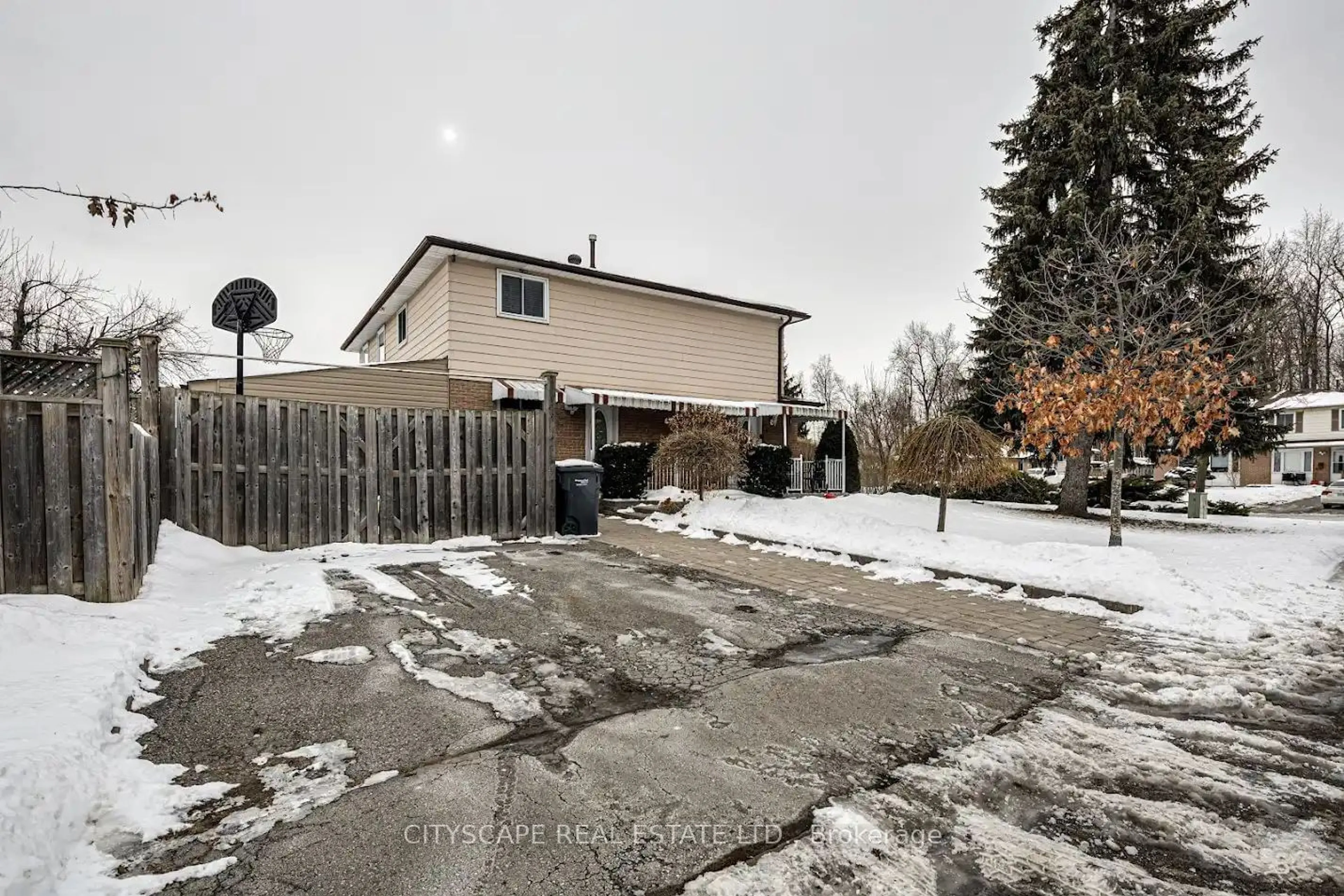 A pic from outside/outdoor area/front of a property/back of a property/a pic from drone, street for 48 Mandarin Cres, Brampton Ontario L6S 2S4