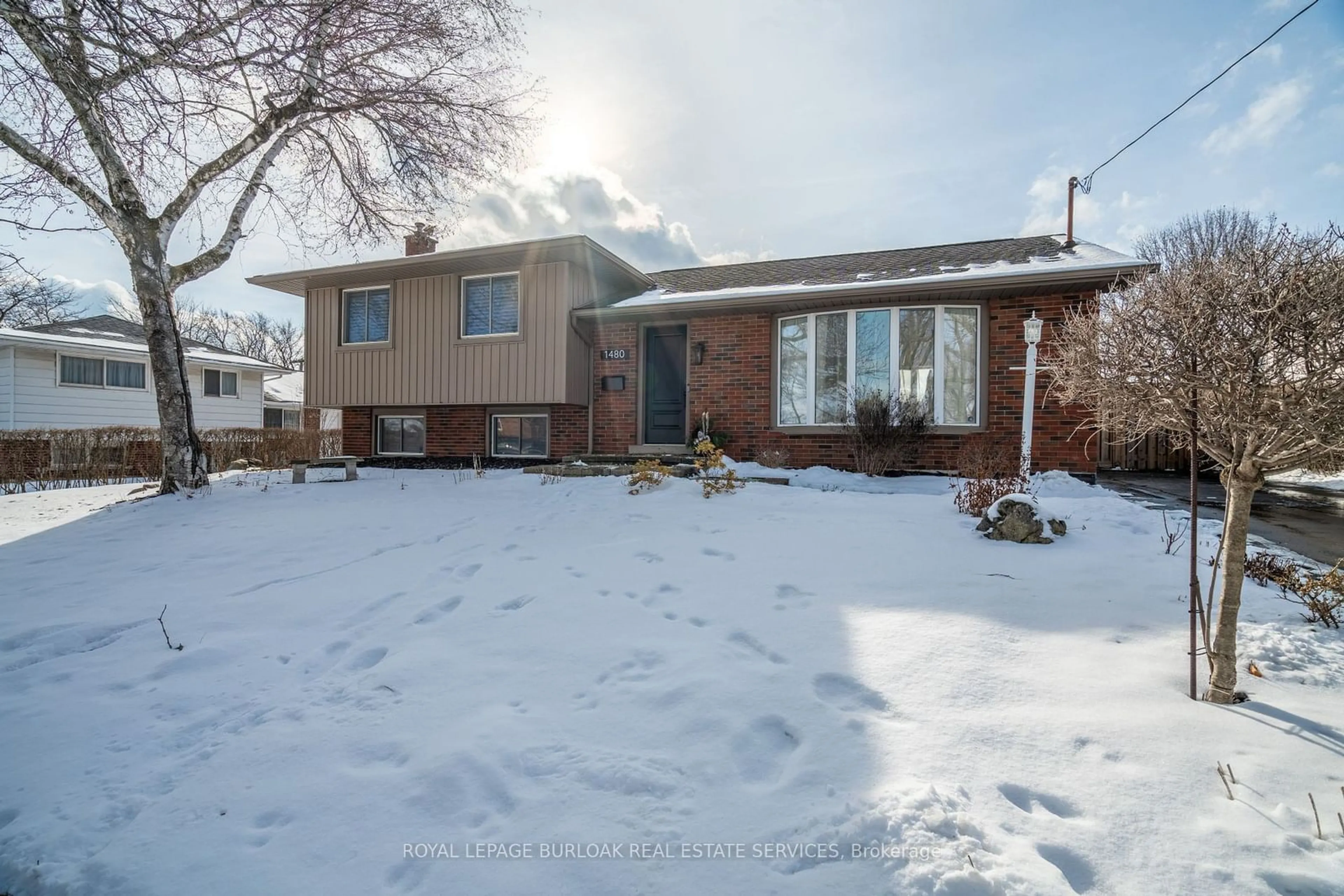 A pic from outside/outdoor area/front of a property/back of a property/a pic from drone, street for 1480 Barker Ave, Burlington Ontario L7P 2R4