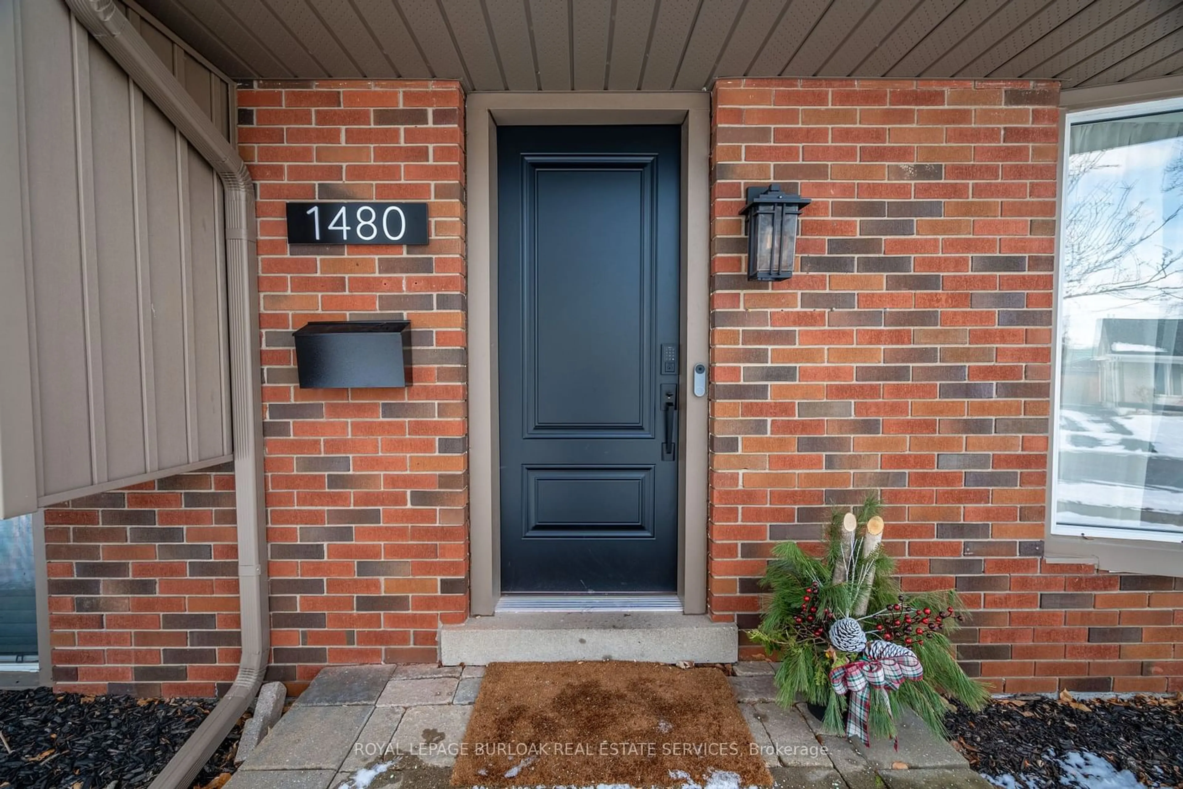 Indoor entryway for 1480 Barker Ave, Burlington Ontario L7P 2R4