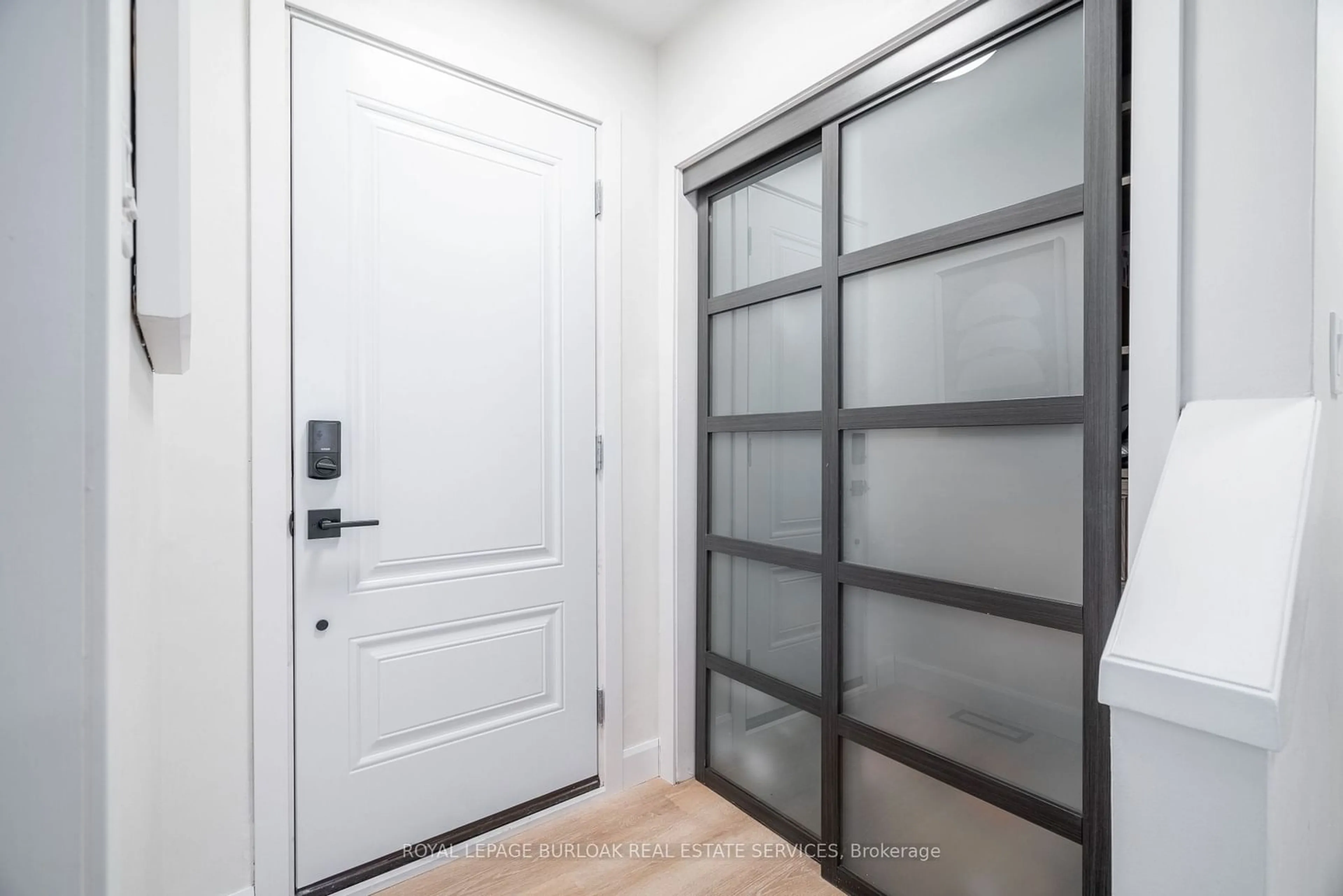 Indoor entryway for 1480 Barker Ave, Burlington Ontario L7P 2R4