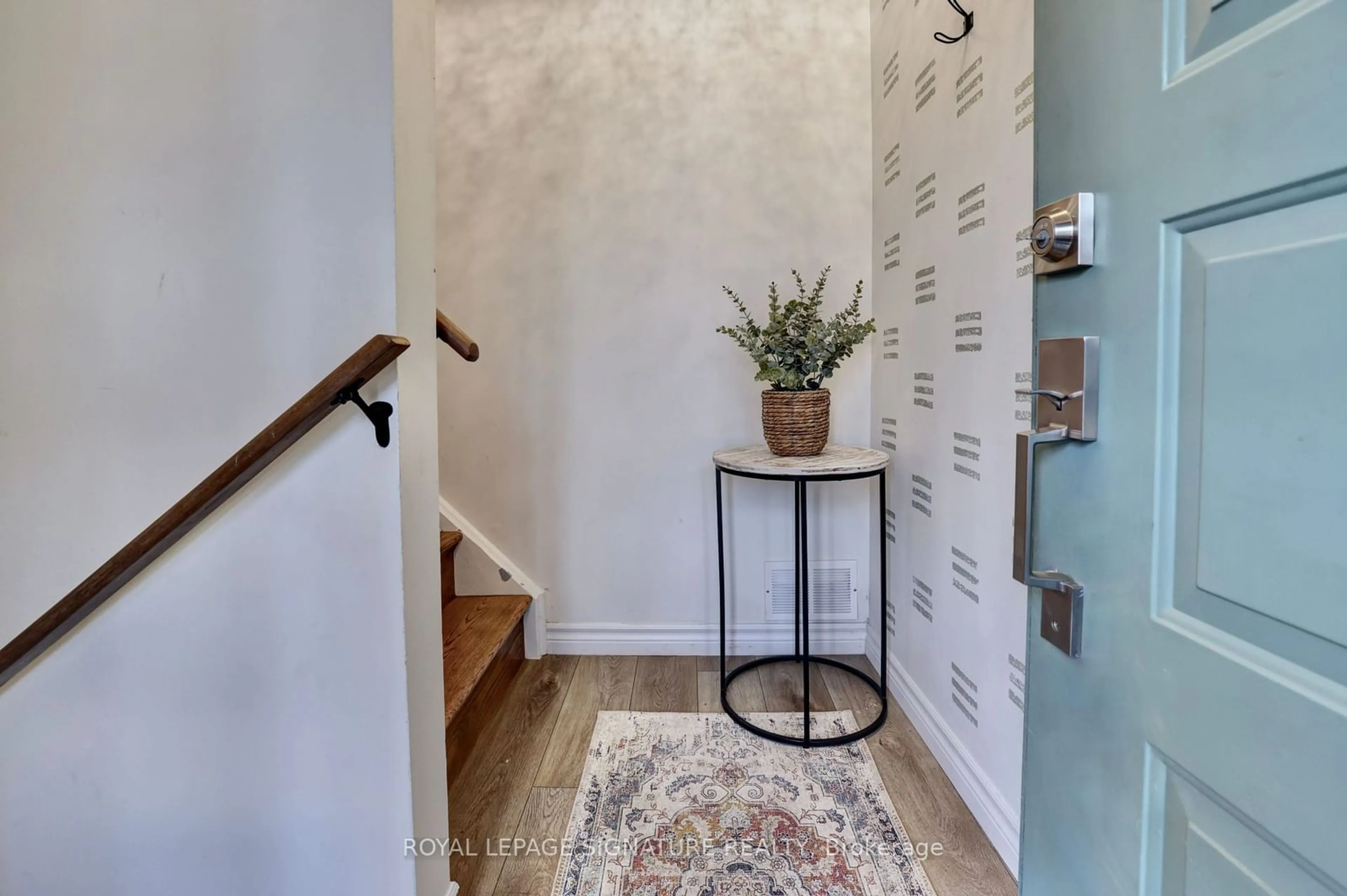 Indoor entryway for 117 Lynden Circ, Halton Hills Ontario L7G 4Y7