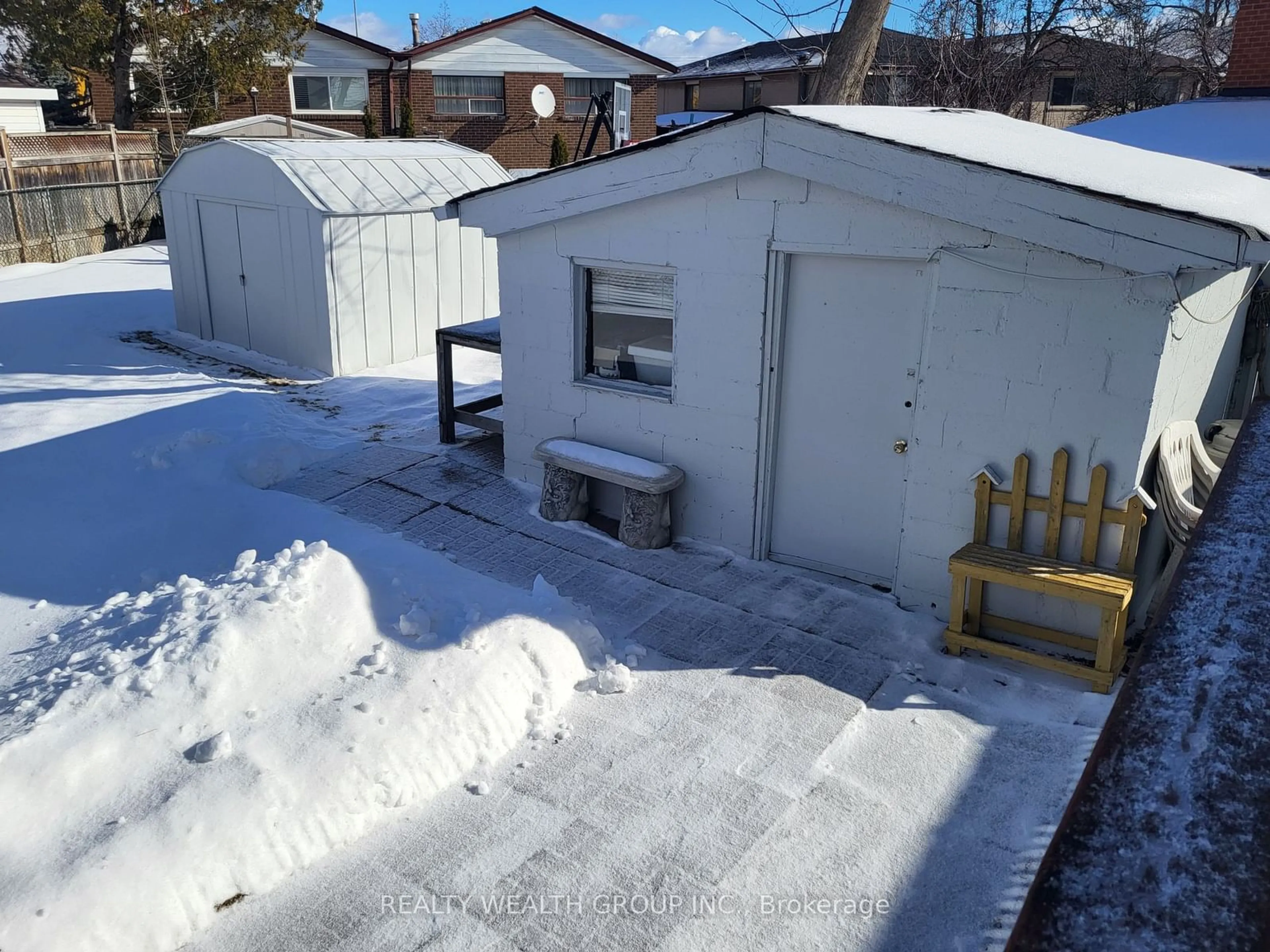 A pic from outside/outdoor area/front of a property/back of a property/a pic from drone, street for 16 Sharon Crt, Brampton Ontario L6W 3B7