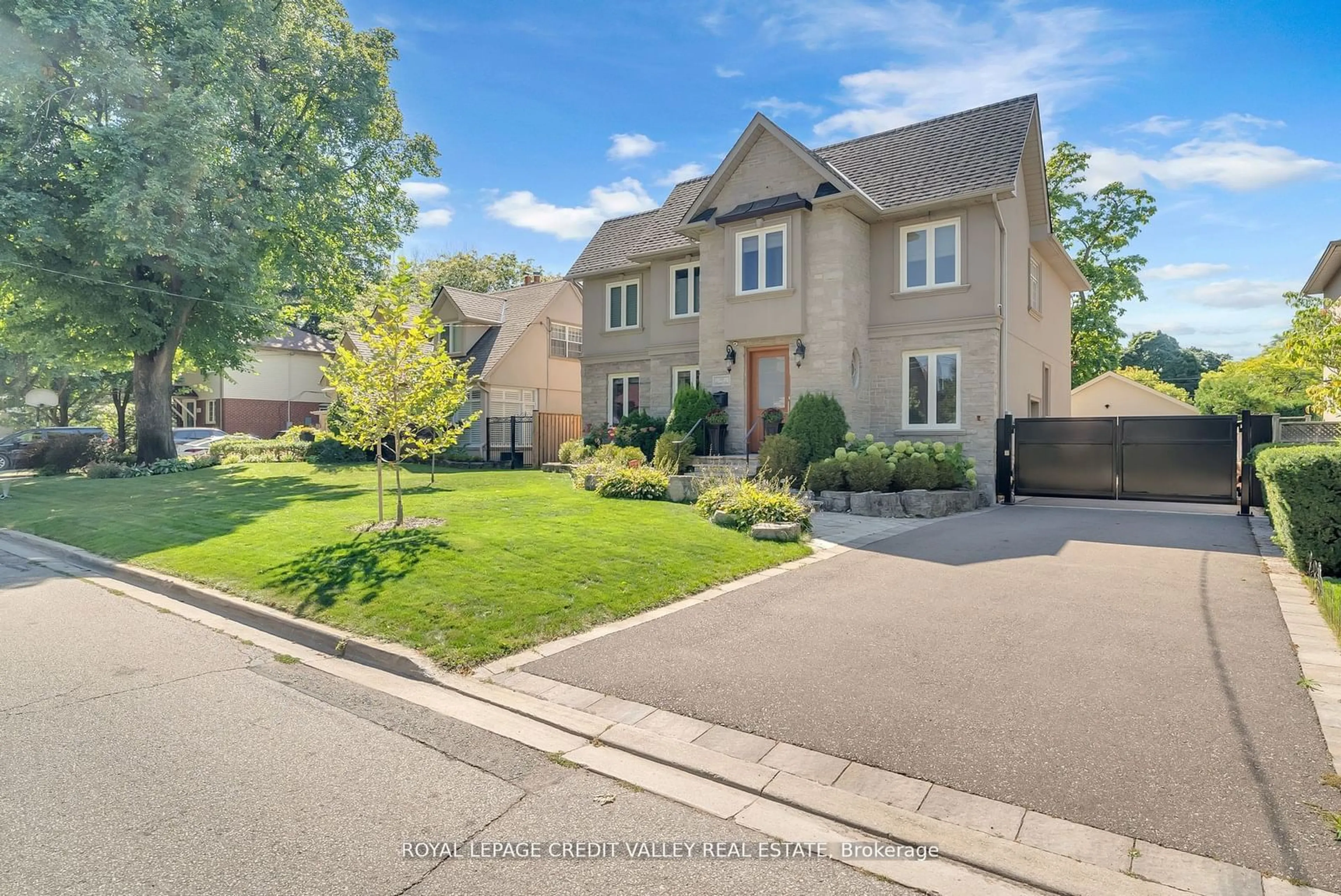 A pic from outside/outdoor area/front of a property/back of a property/a pic from drone, street for 128 Laurel Ave, Toronto Ontario M9B 4T6