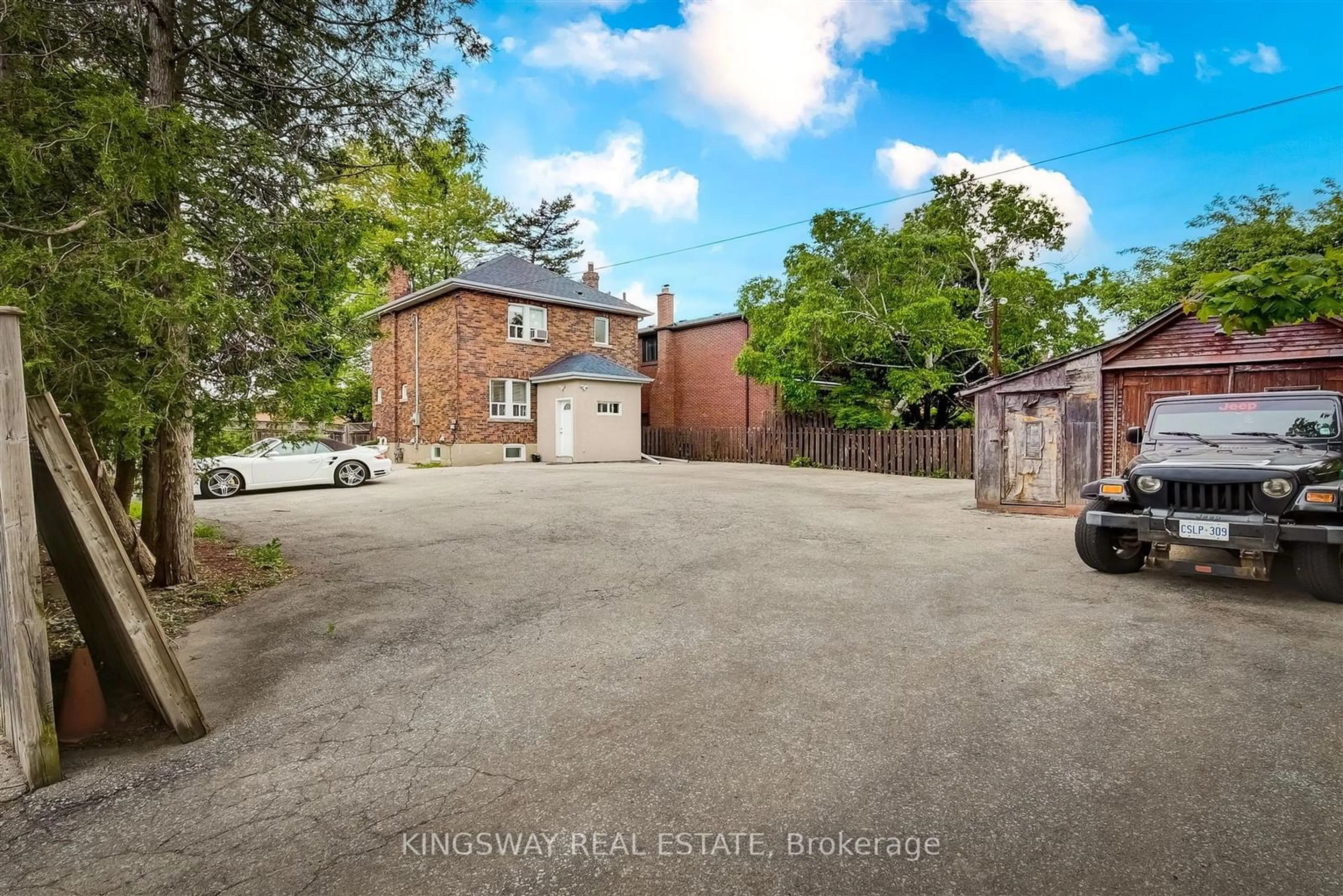 A pic from outside/outdoor area/front of a property/back of a property/a pic from drone, street for 17 Mulholland Ave, Toronto Ontario M6A 2S1