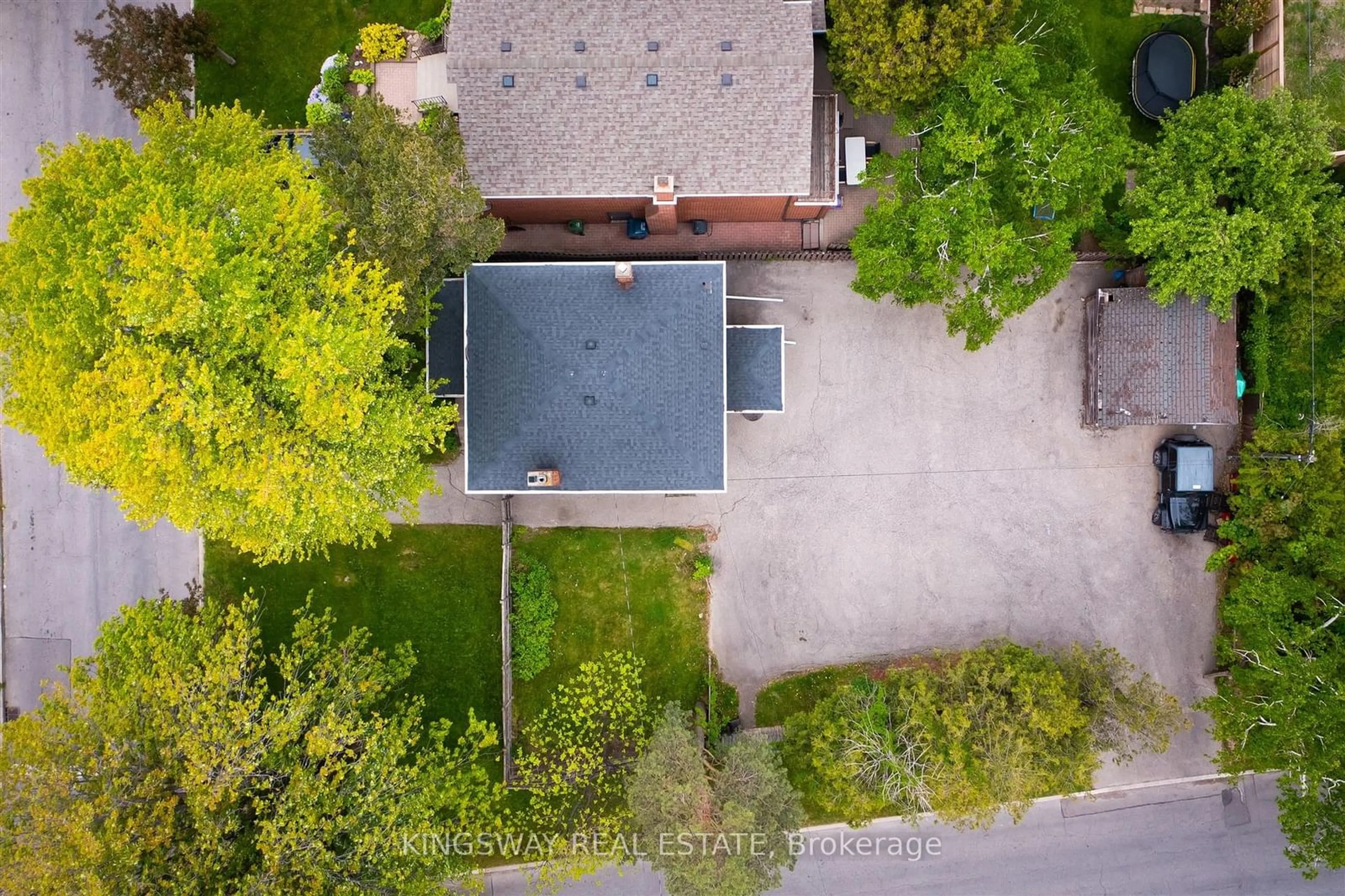 A pic from outside/outdoor area/front of a property/back of a property/a pic from drone, street for 17 Mulholland Ave, Toronto Ontario M6A 2S1