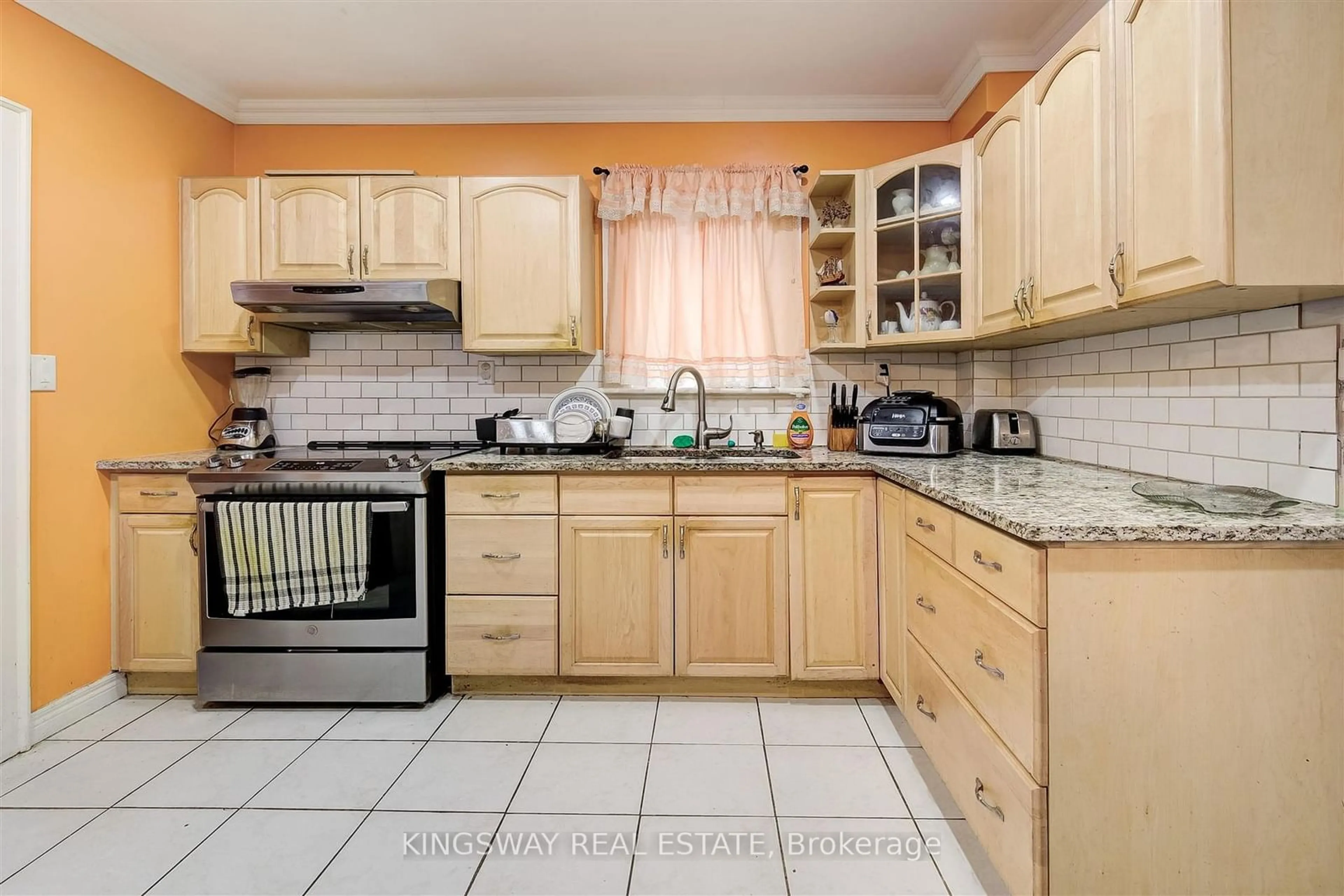 Standard kitchen, ceramic/tile floor for 17 Mulholland Ave, Toronto Ontario M6A 2S1