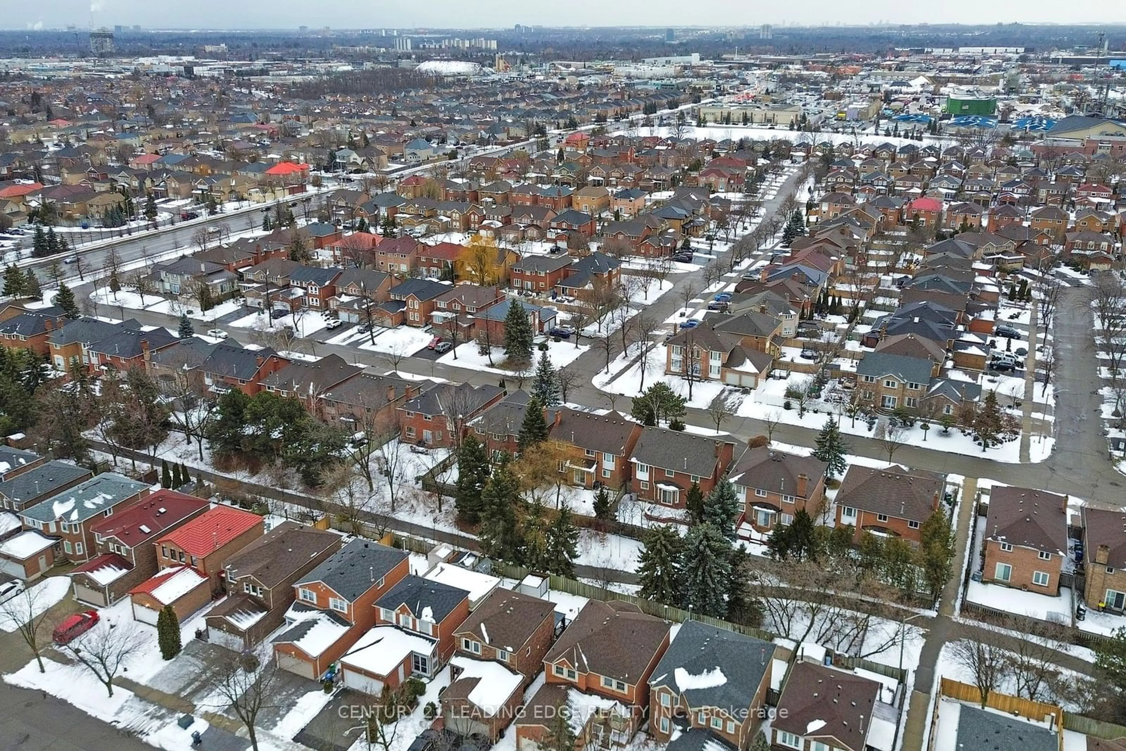 A pic from outside/outdoor area/front of a property/back of a property/a pic from drone, street for 368 Commonwealth Circ, Mississauga Ontario L5B 3V3