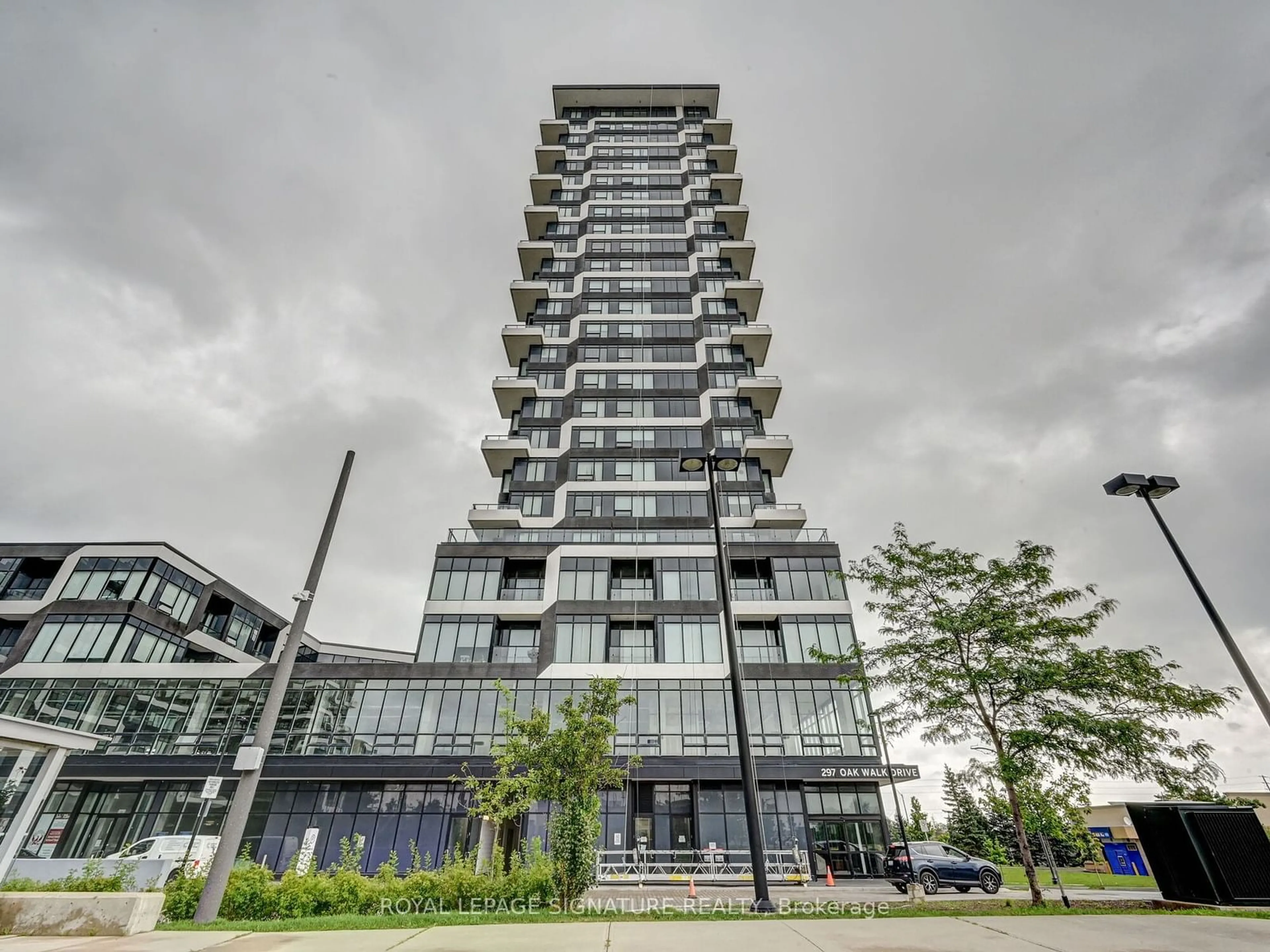 Indoor foyer for 297 Oak Walk Dr #318, Oakville Ontario L6H 3R6