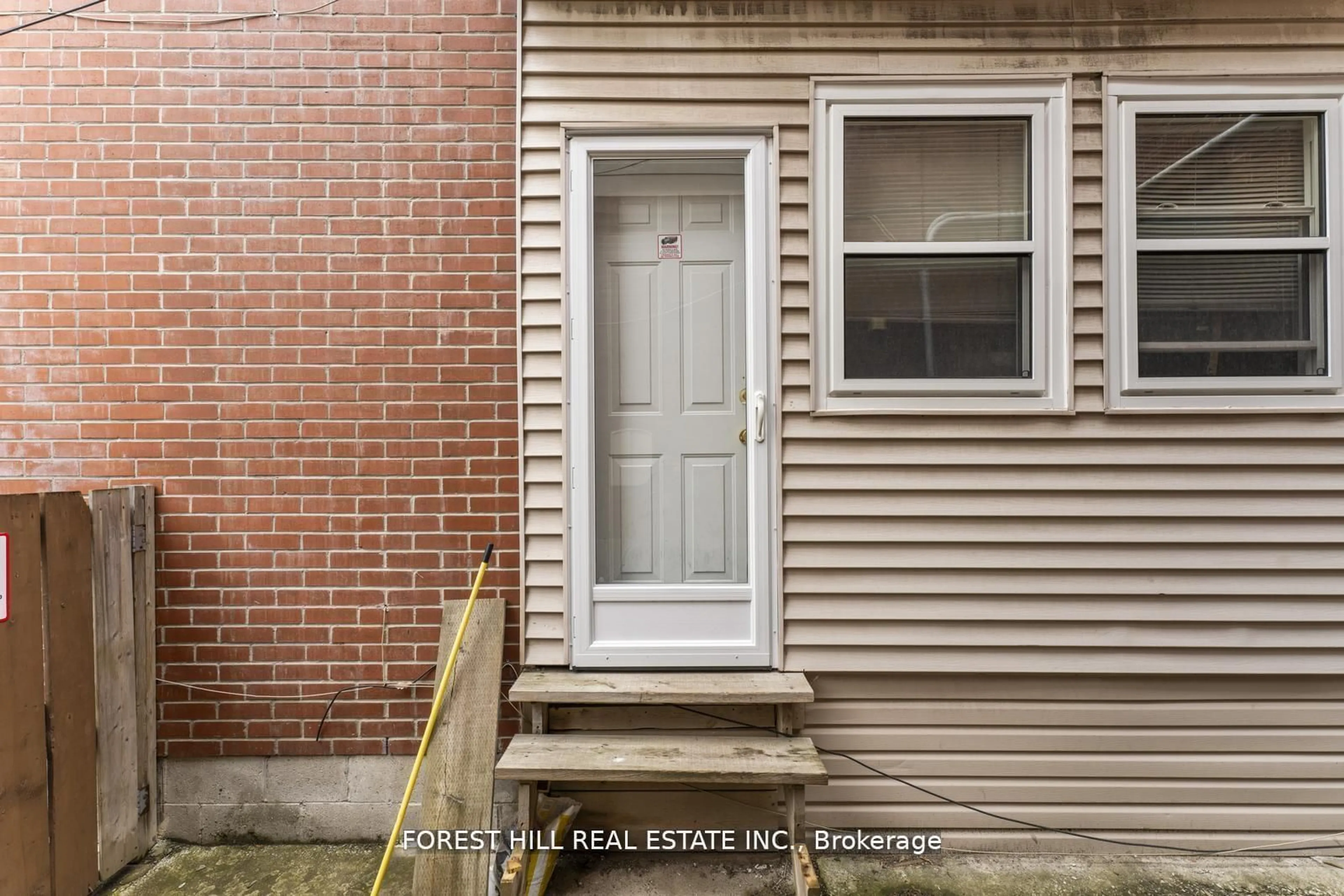 Indoor entryway for 1046 Dovercourt Rd, Toronto Ontario M6H 2X8