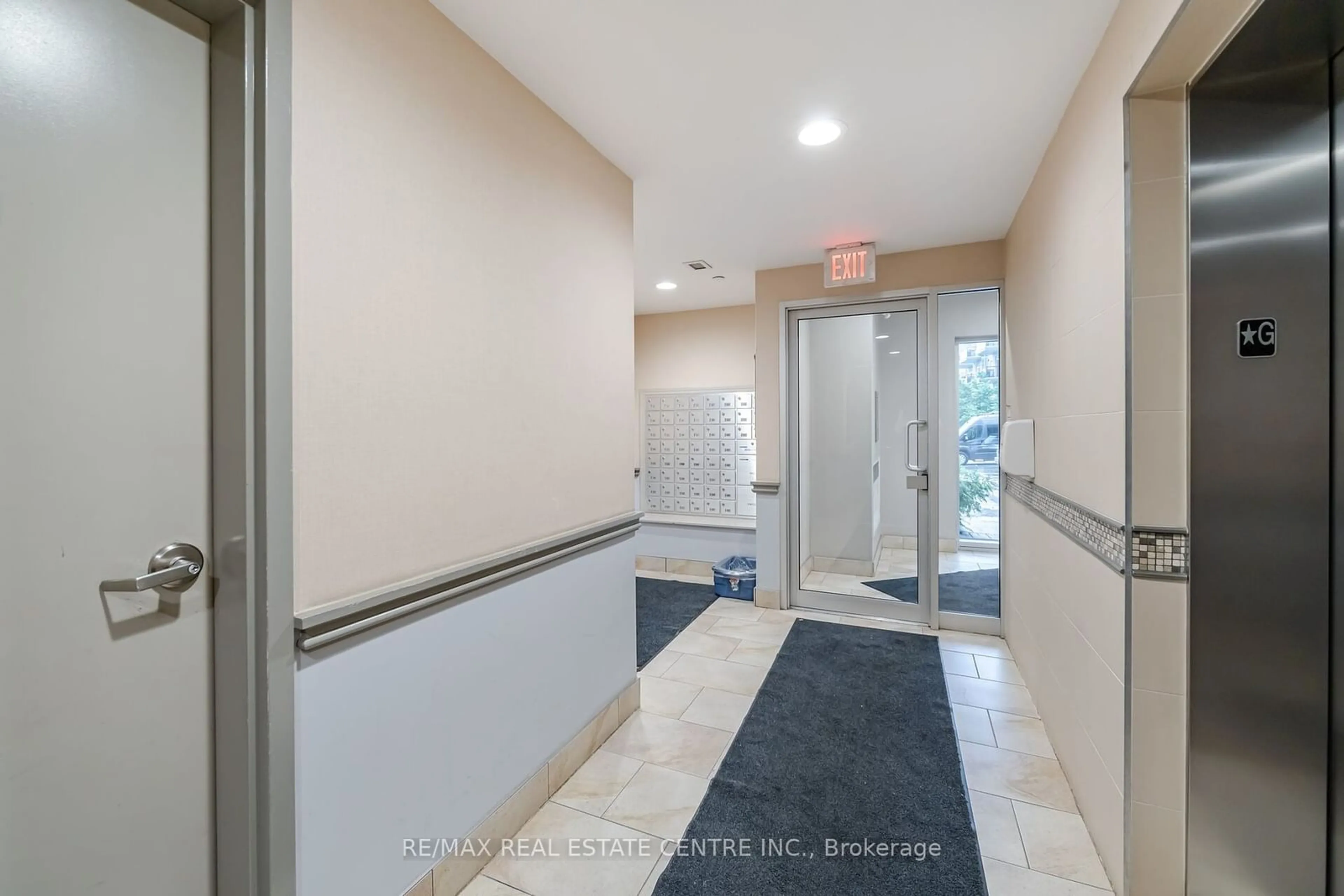 Indoor foyer for 5705 Long Valley Rd #305, Mississauga Ontario L5M 0M3