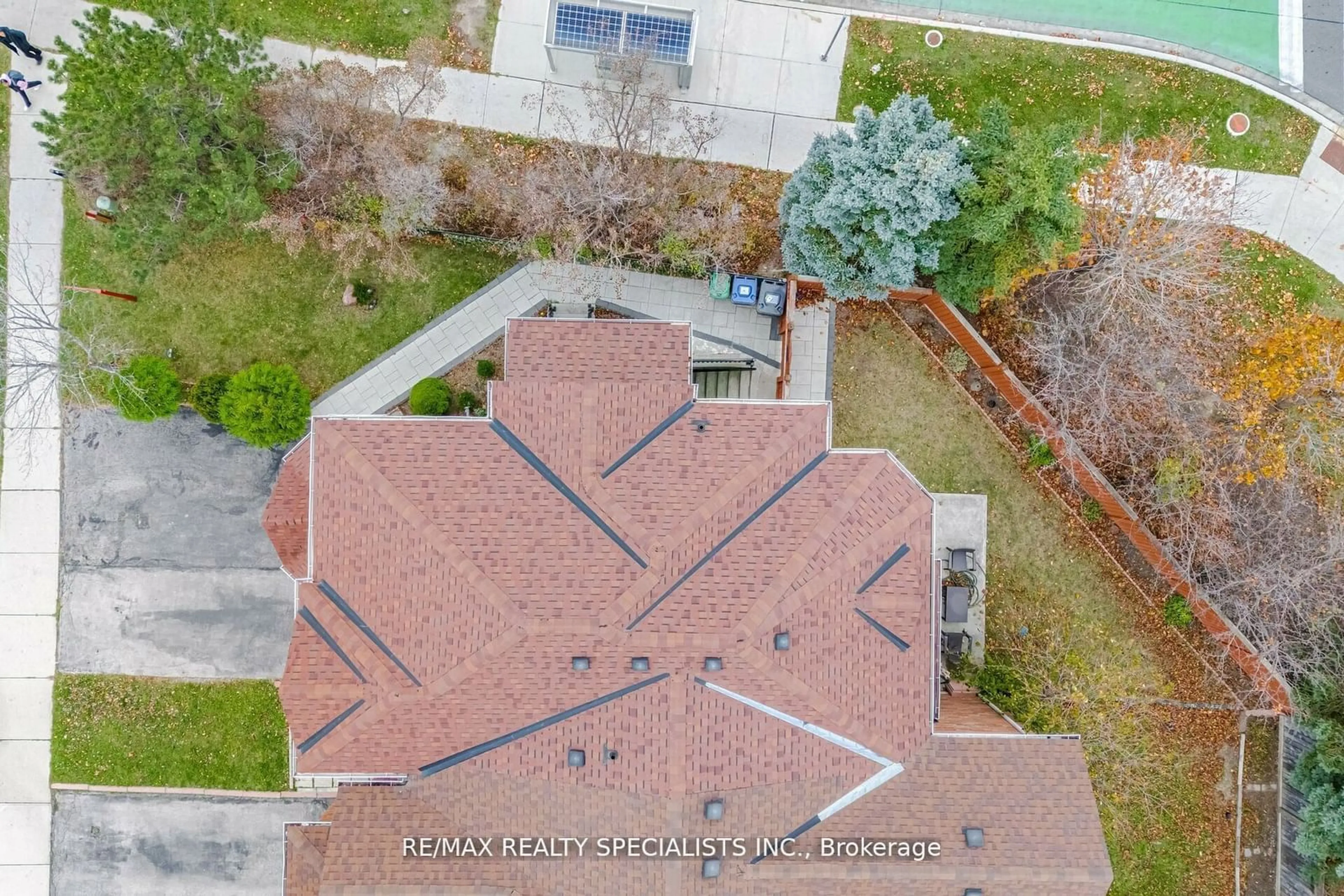 A pic from outside/outdoor area/front of a property/back of a property/a pic from drone, unknown for 76 Thunderbird Tr, Brampton Ontario L6R 2T4