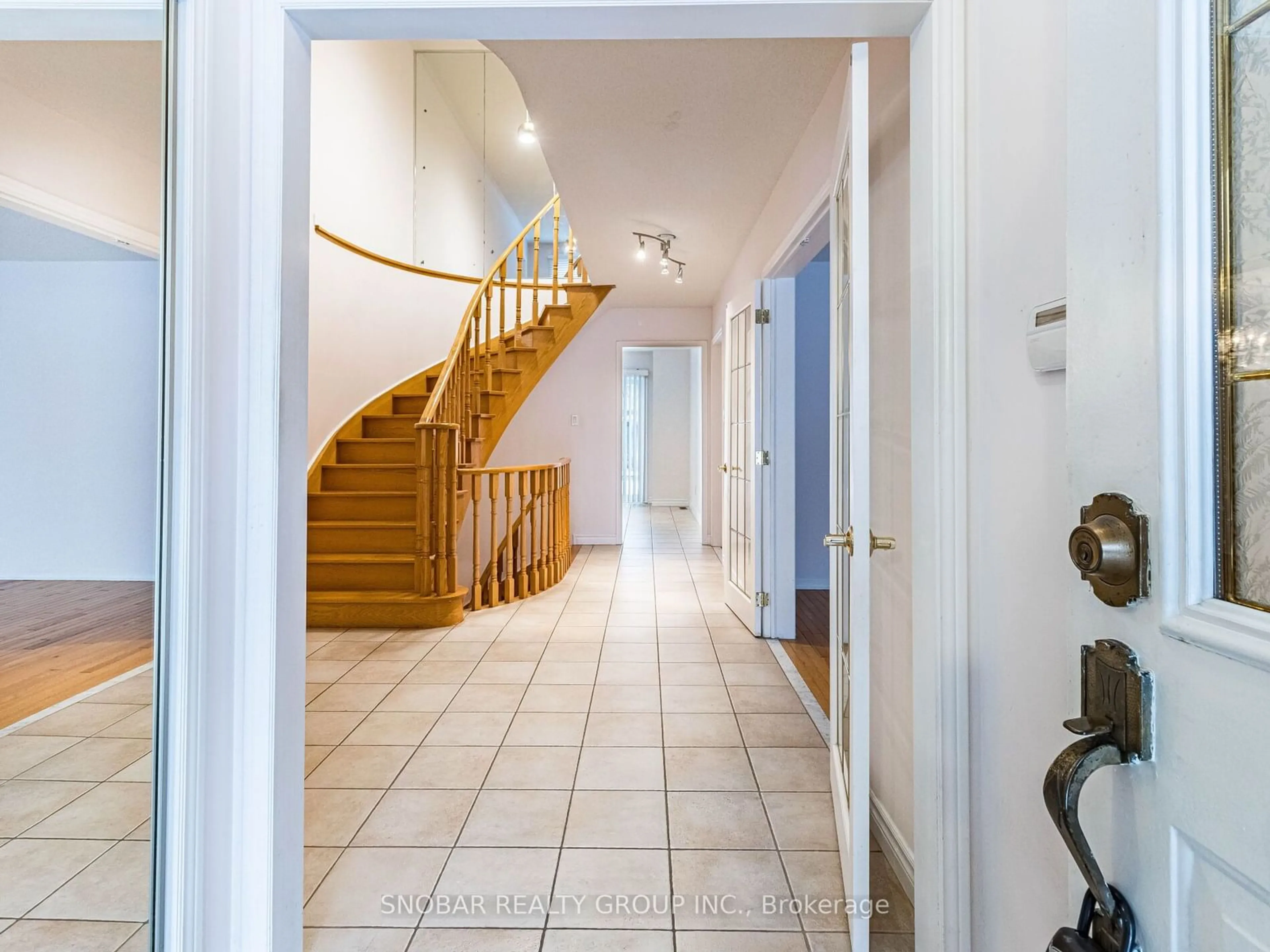 Indoor foyer for 4304 Elora Dr, Mississauga Ontario L5B 3P5