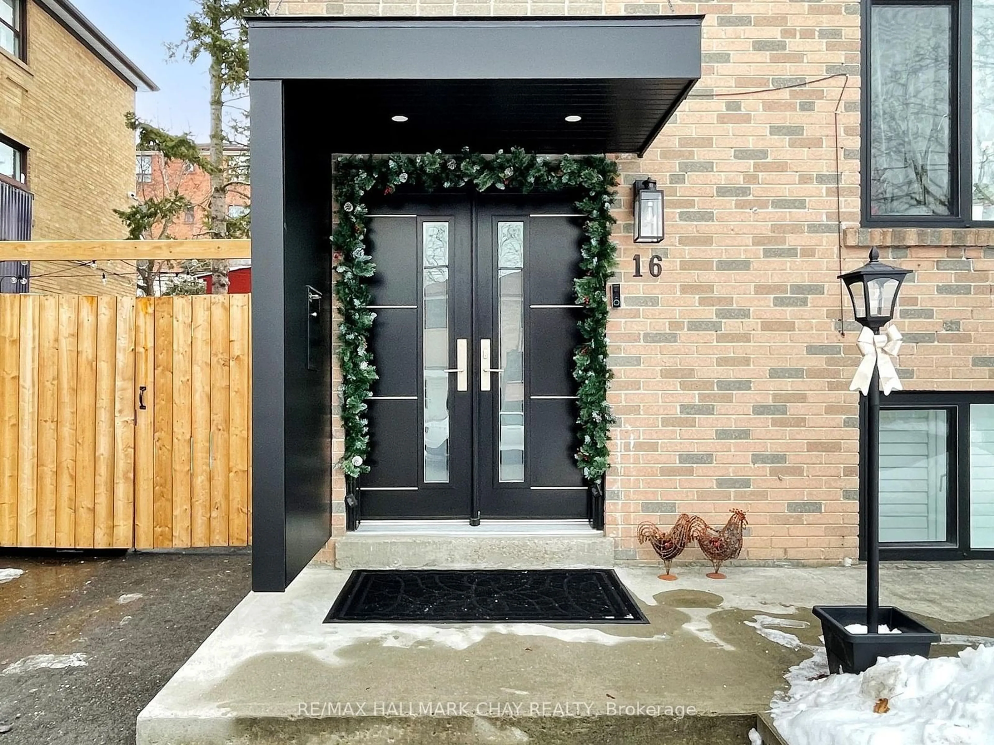 Indoor entryway for 16 Edinborough Crt, Toronto Ontario M6N 2E8