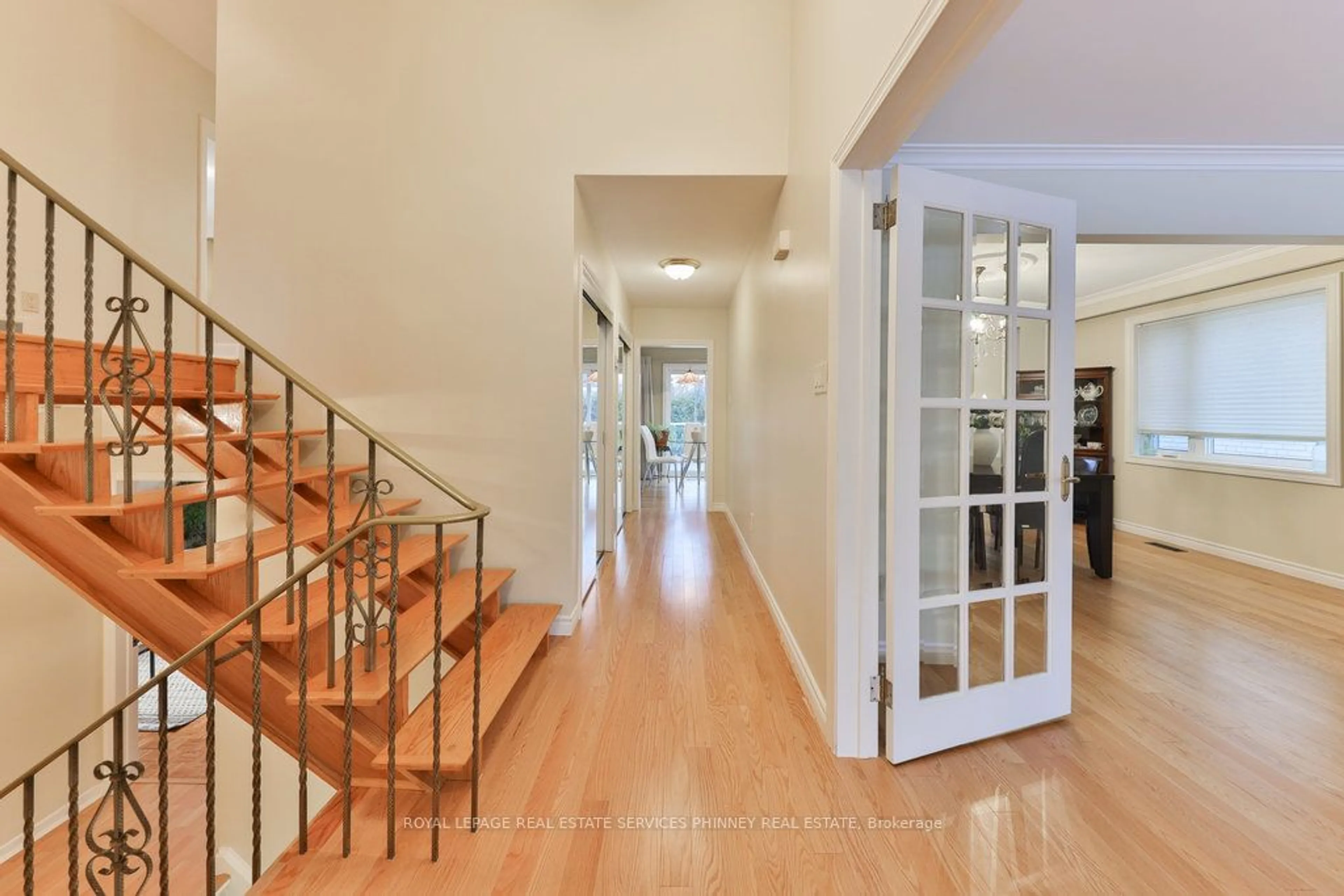 Indoor foyer for 1190 Greyowl Pt, Mississauga Ontario L4Y 2W4