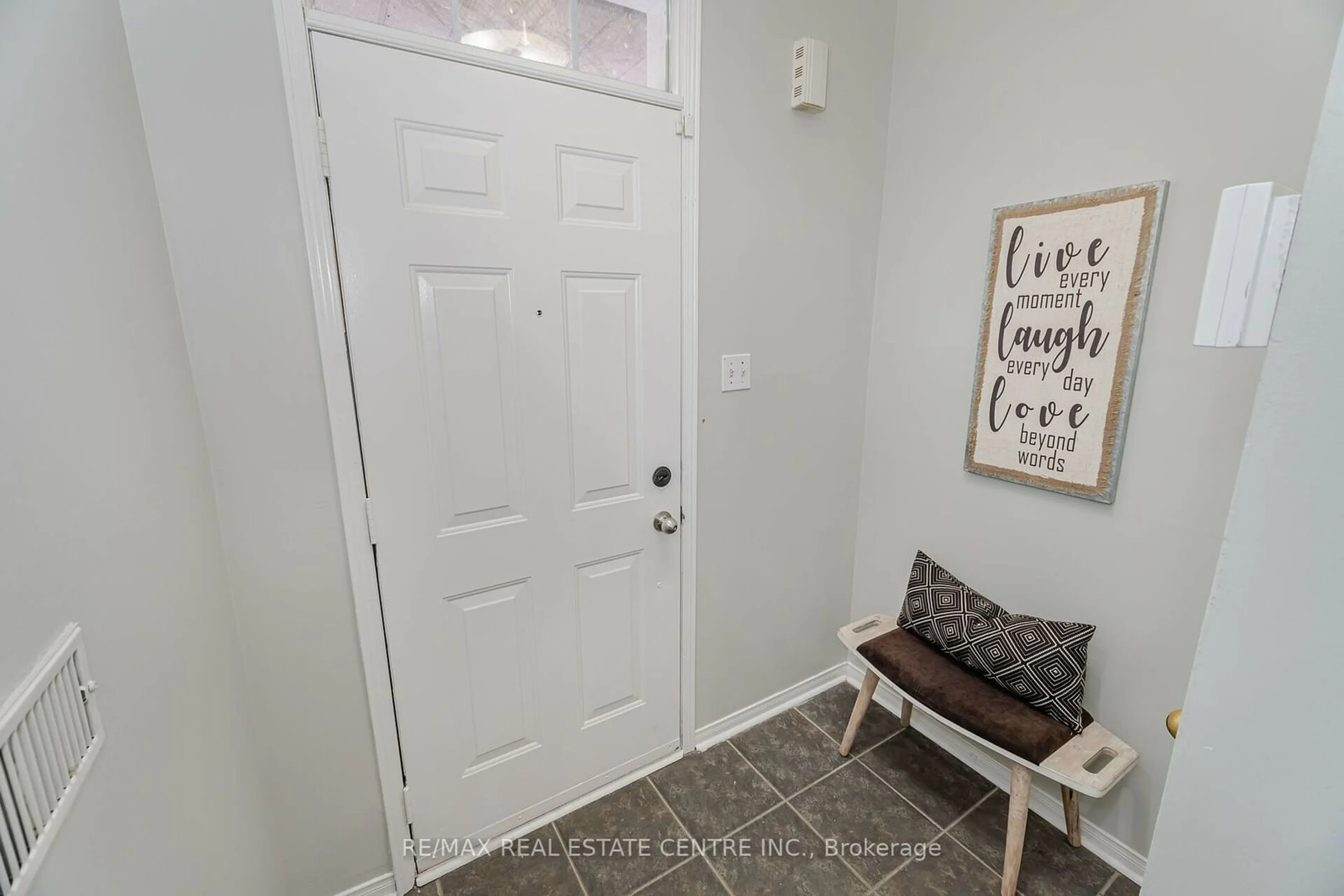 Indoor entryway for 120 Railroad St #14, Brampton Ontario L6X 5A1