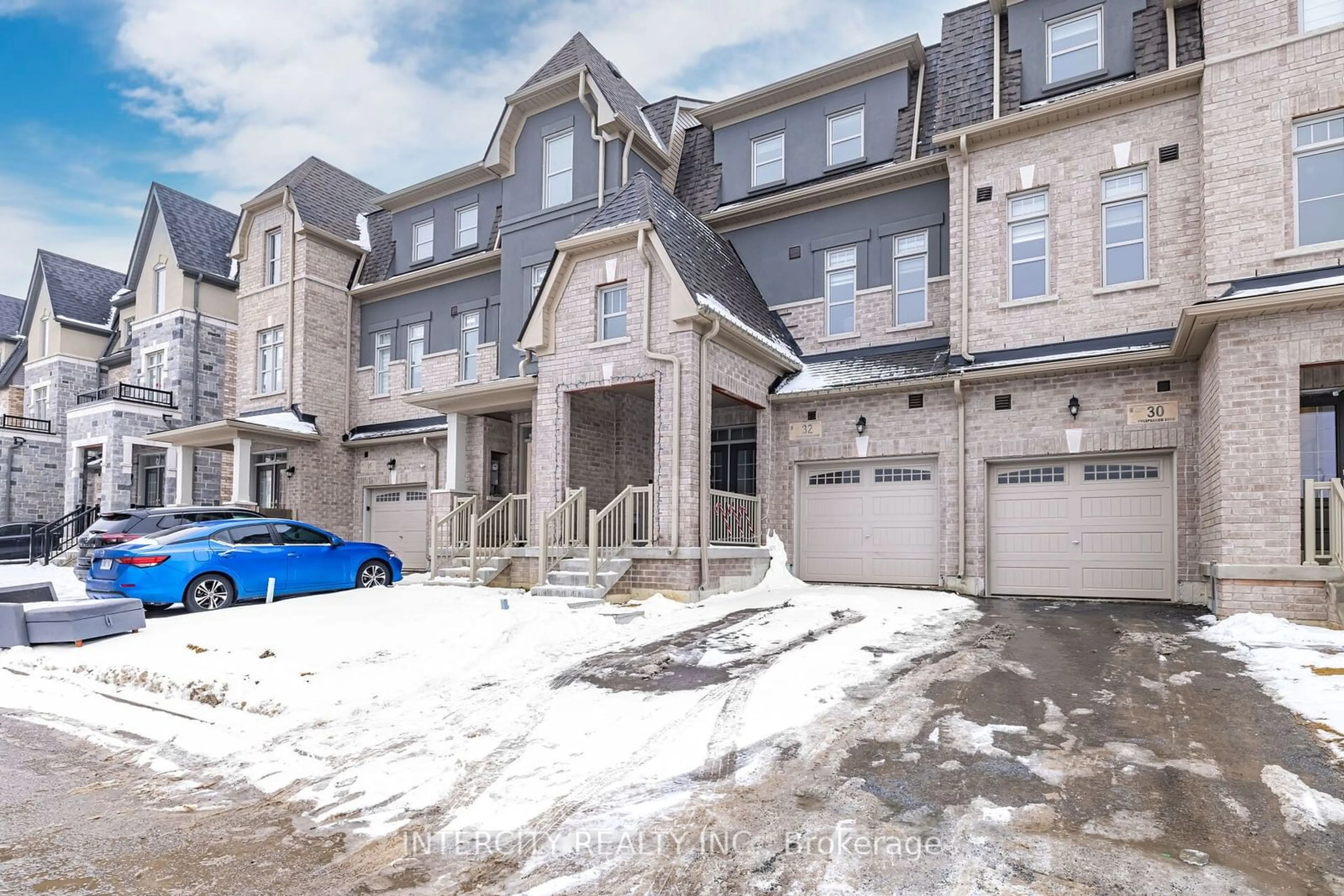 A pic from outside/outdoor area/front of a property/back of a property/a pic from drone, street for 32 Foxsparrow Rd, Brampton Ontario L6R 4E1