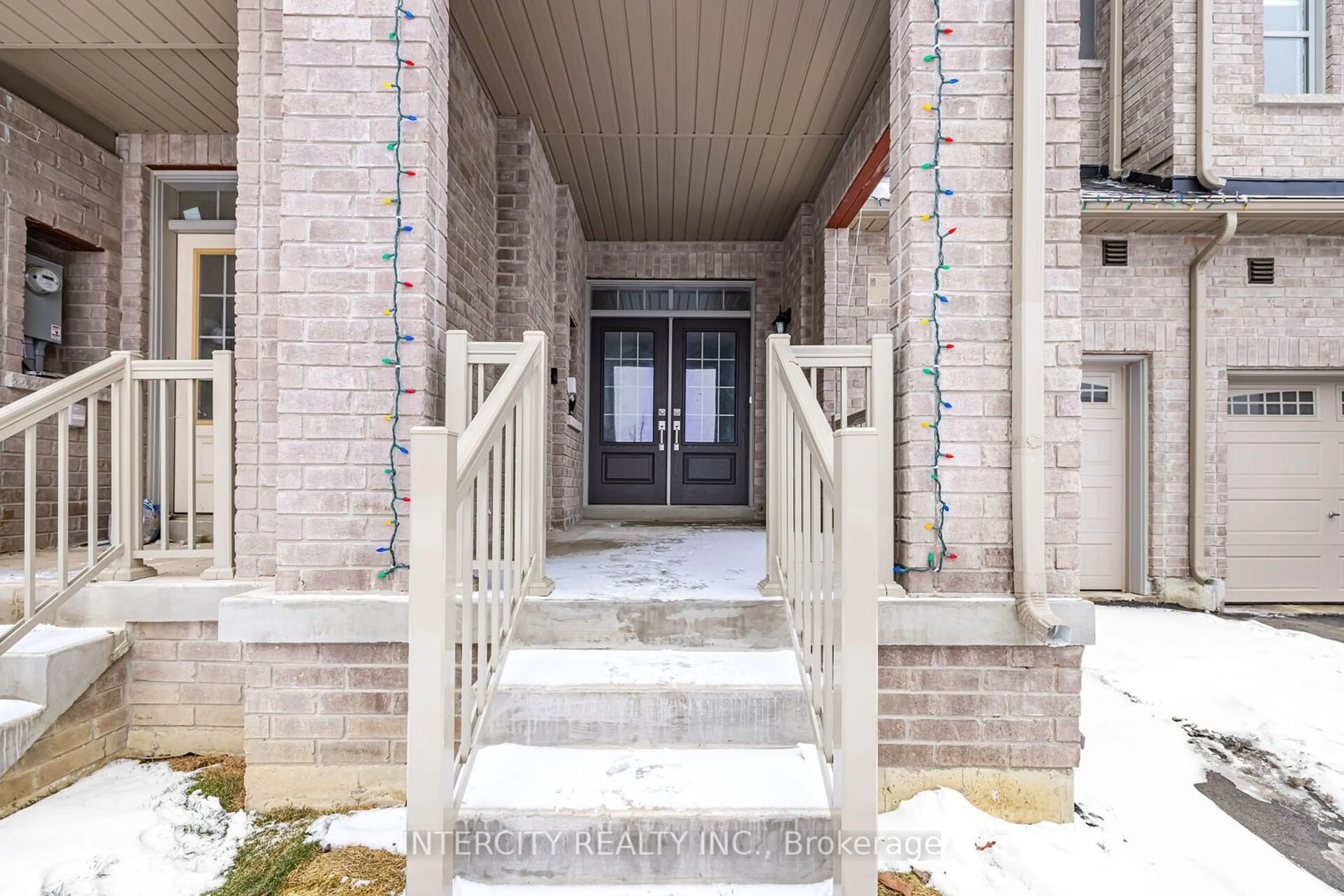 Indoor entryway for 32 Foxsparrow Rd, Brampton Ontario L6R 4E1