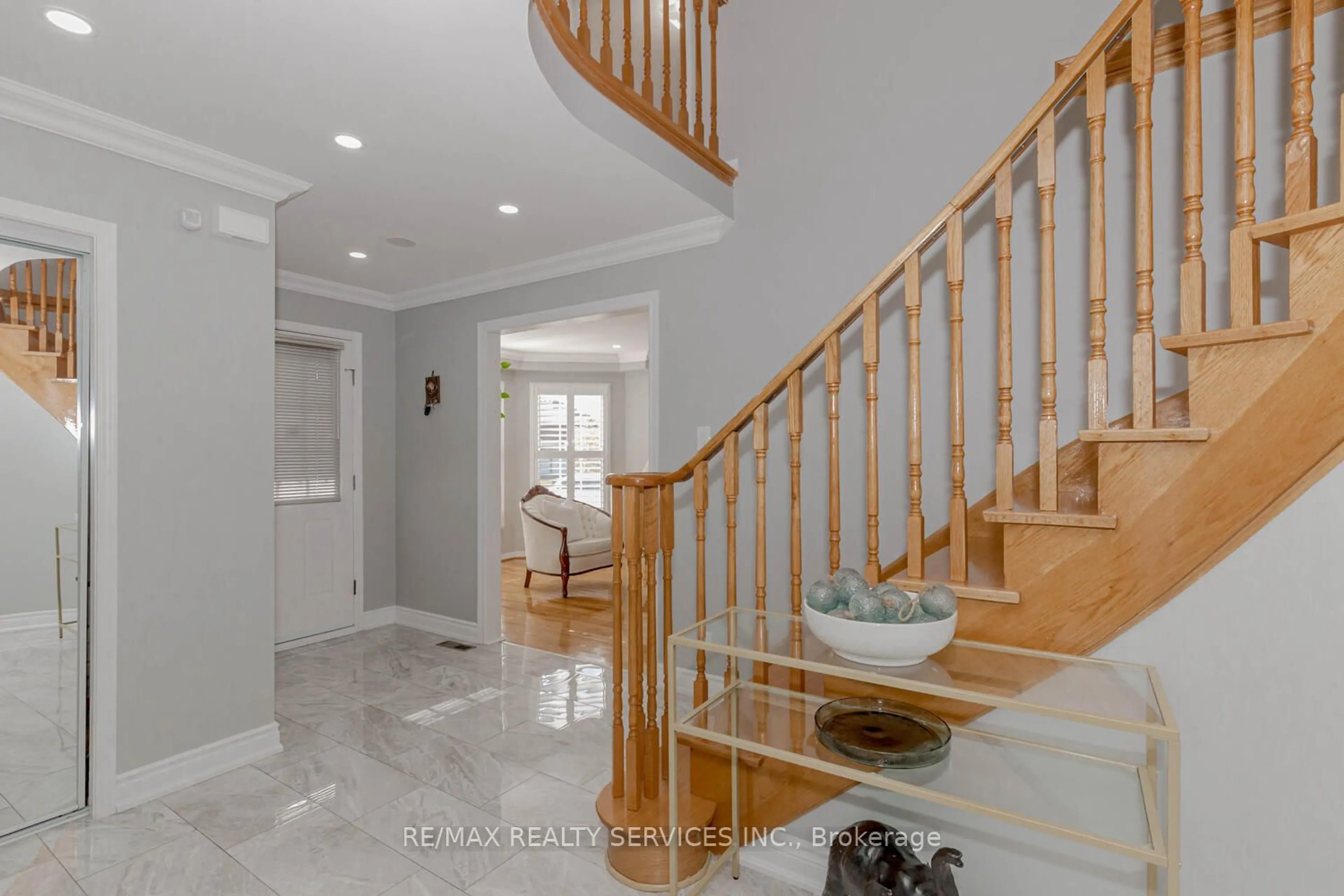 Indoor entryway for 1617 Bristol Rd, Mississauga Ontario L5M 4B6