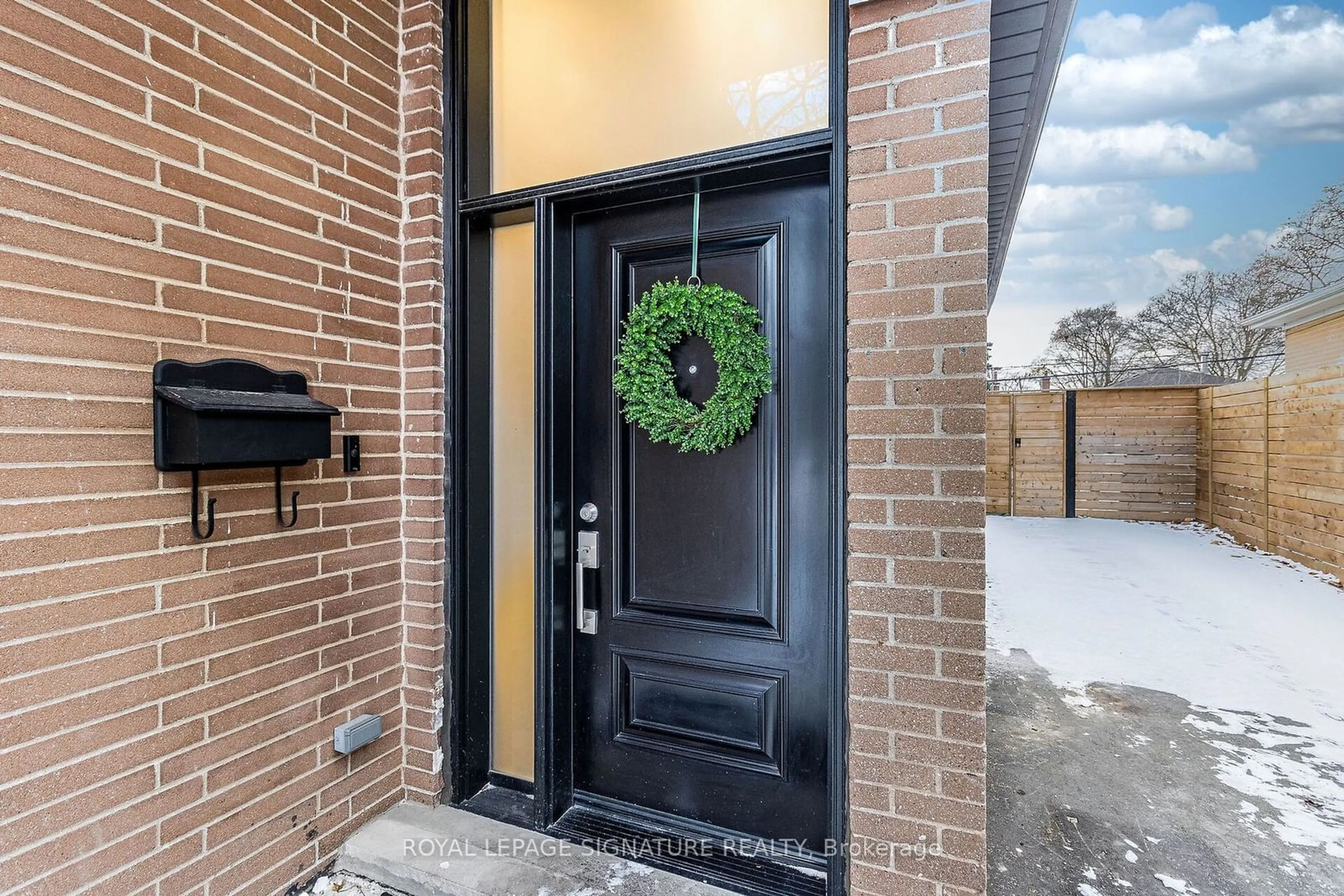 Indoor entryway for 30 Heatherglen Rd, Toronto Ontario M9W 4R1