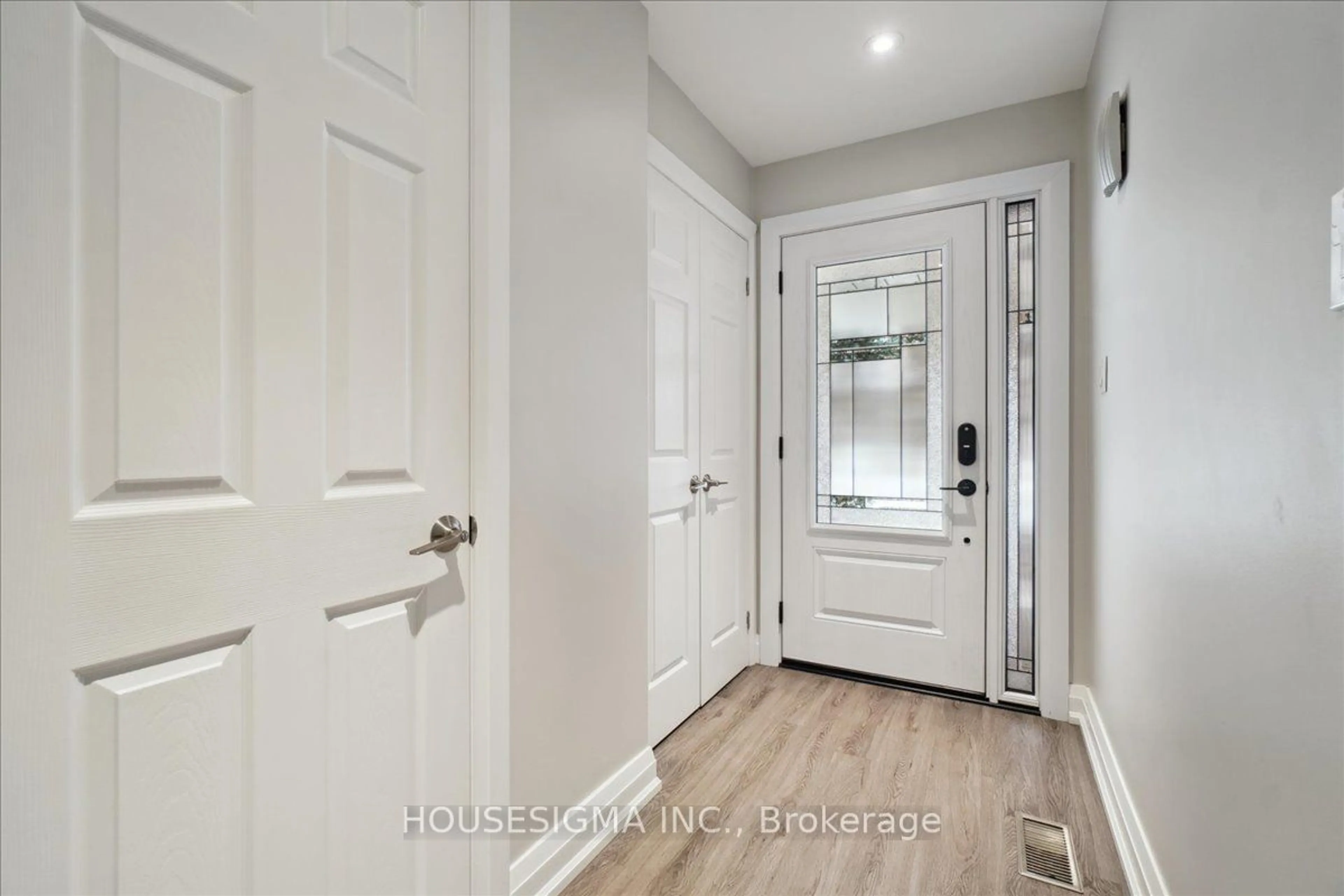 Indoor entryway for 1561 Greenbriar Dr, Oakville Ontario L6M 1Y7