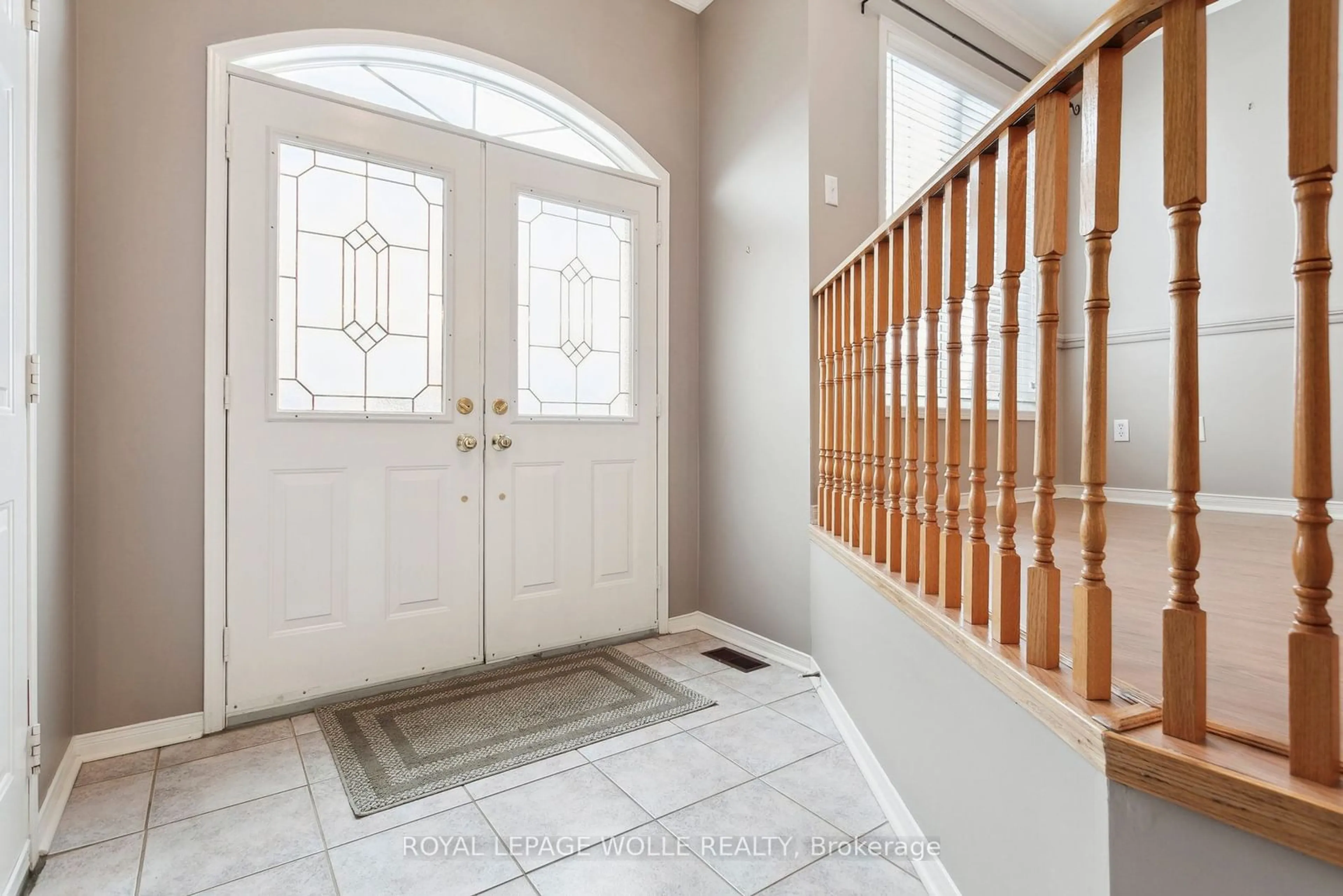 Indoor entryway for 165 Cresthaven Rd, Brampton Ontario L7A 1H5