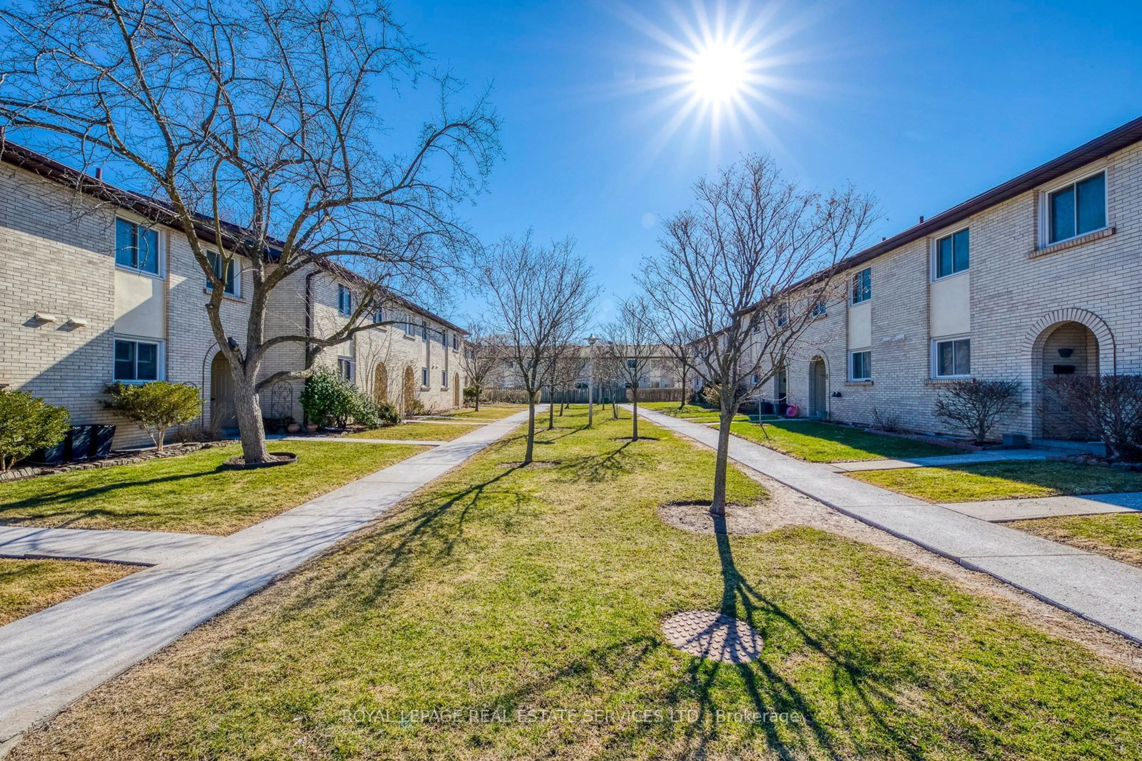 A pic from outside/outdoor area/front of a property/back of a property/a pic from drone, street for 1444 Sixth Line #25, Oakville Ontario L6H 1X7