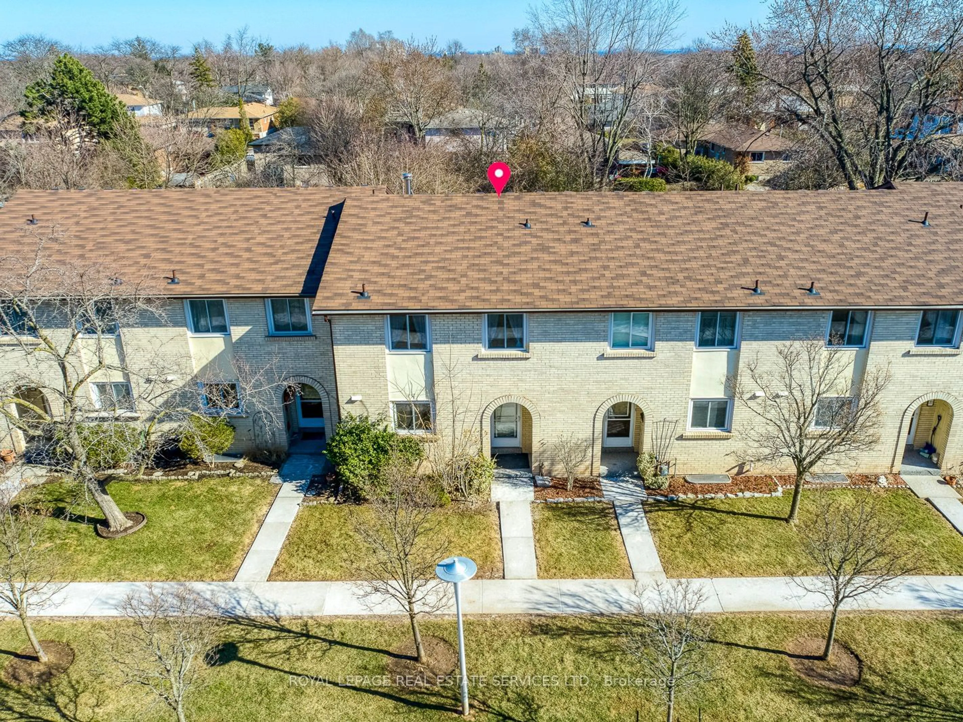 A pic from outside/outdoor area/front of a property/back of a property/a pic from drone, unknown for 1444 Sixth Line #25, Oakville Ontario L6H 1X7