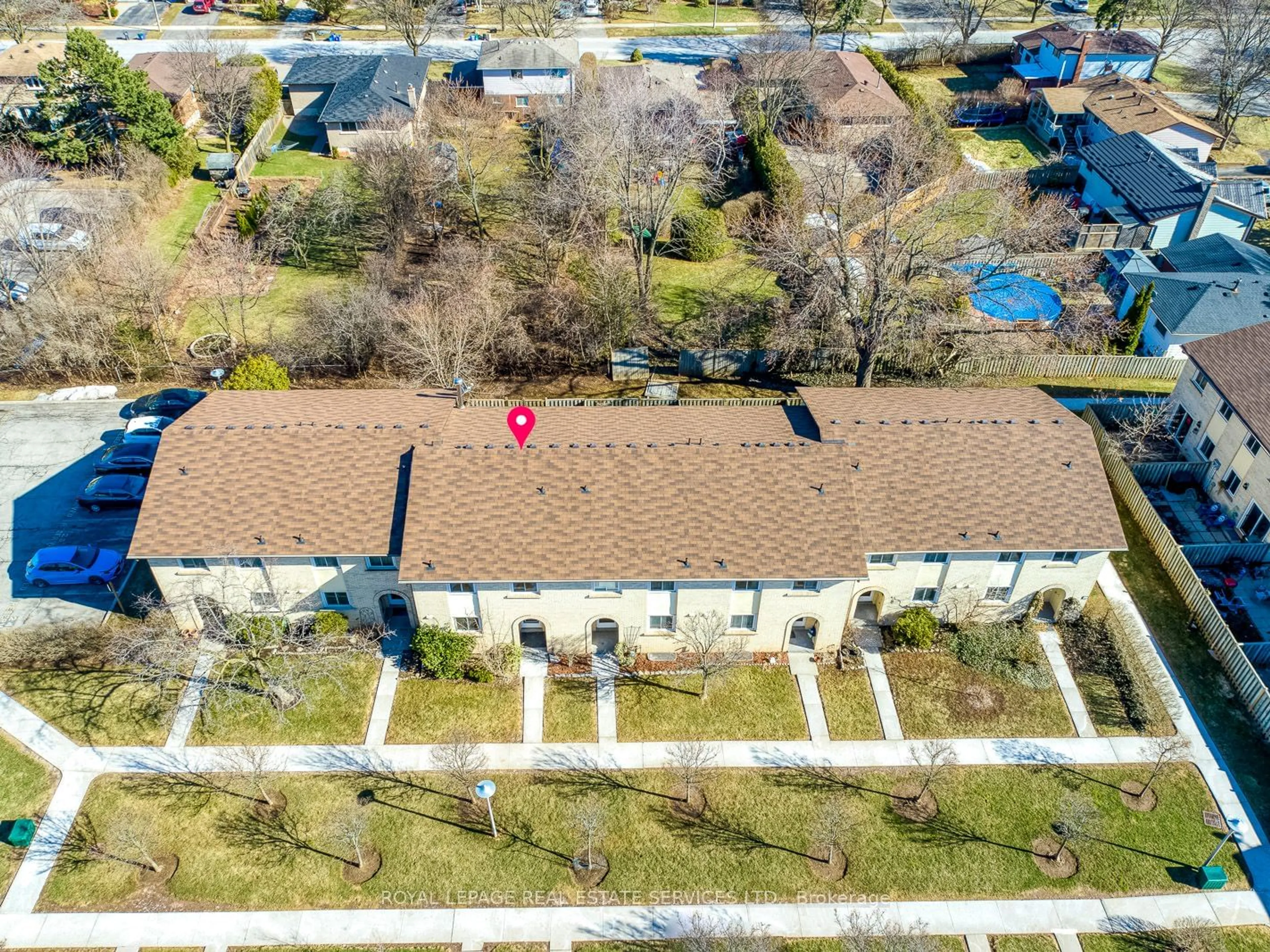 A pic from outside/outdoor area/front of a property/back of a property/a pic from drone, unknown for 1444 Sixth Line #25, Oakville Ontario L6H 1X7