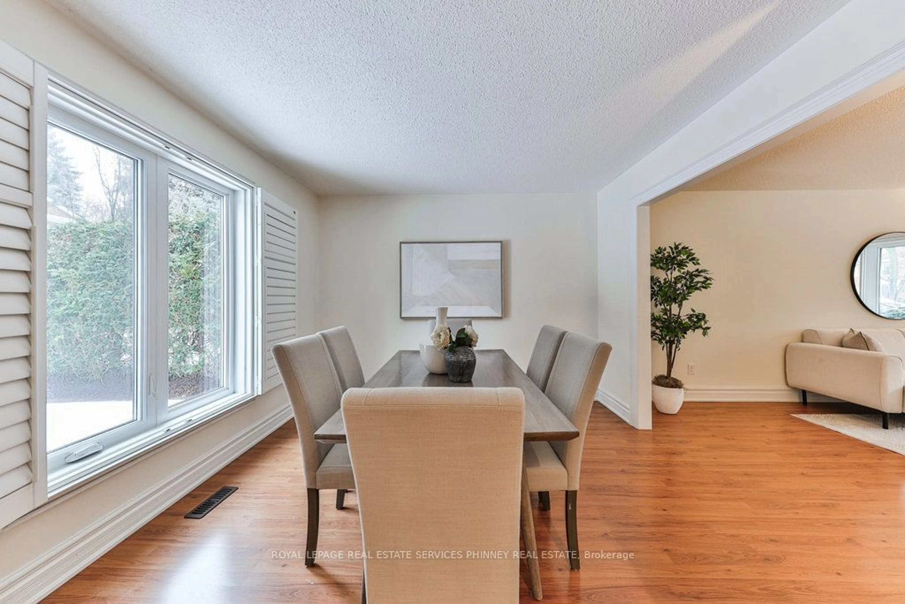 Dining room, wood/laminate floor for 1829 Sherwood Forrest Circ, Mississauga Ontario L5K 2G6