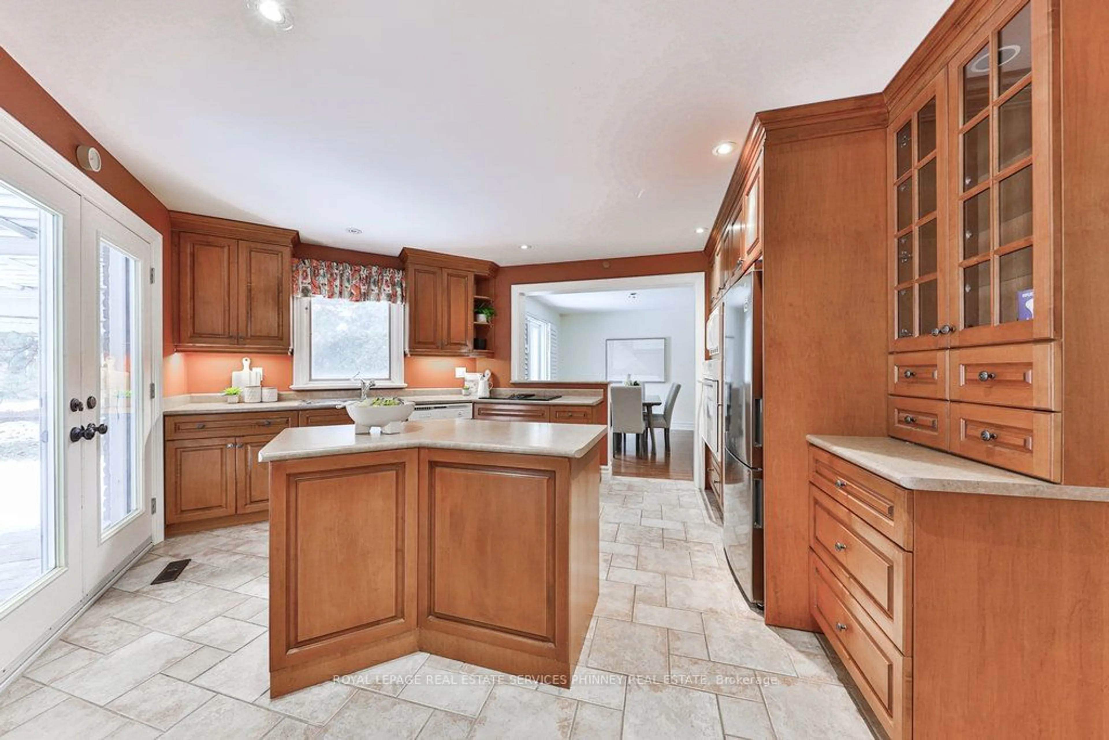 Open concept kitchen, ceramic/tile floor for 1829 Sherwood Forrest Circ, Mississauga Ontario L5K 2G6